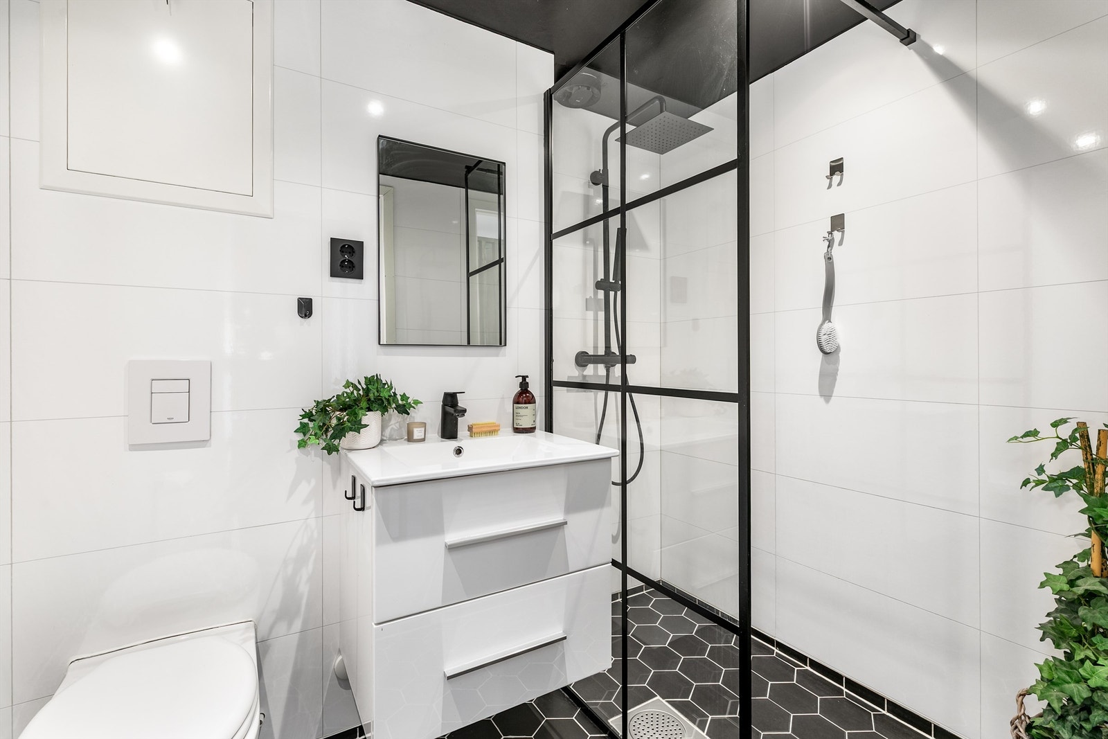 Badet i andre etasje ble bygget opp på nytt i 2020. Veggene er av flis-mønstrede våtromsplater, gulvet er flislagt og har varme. Galleribilde