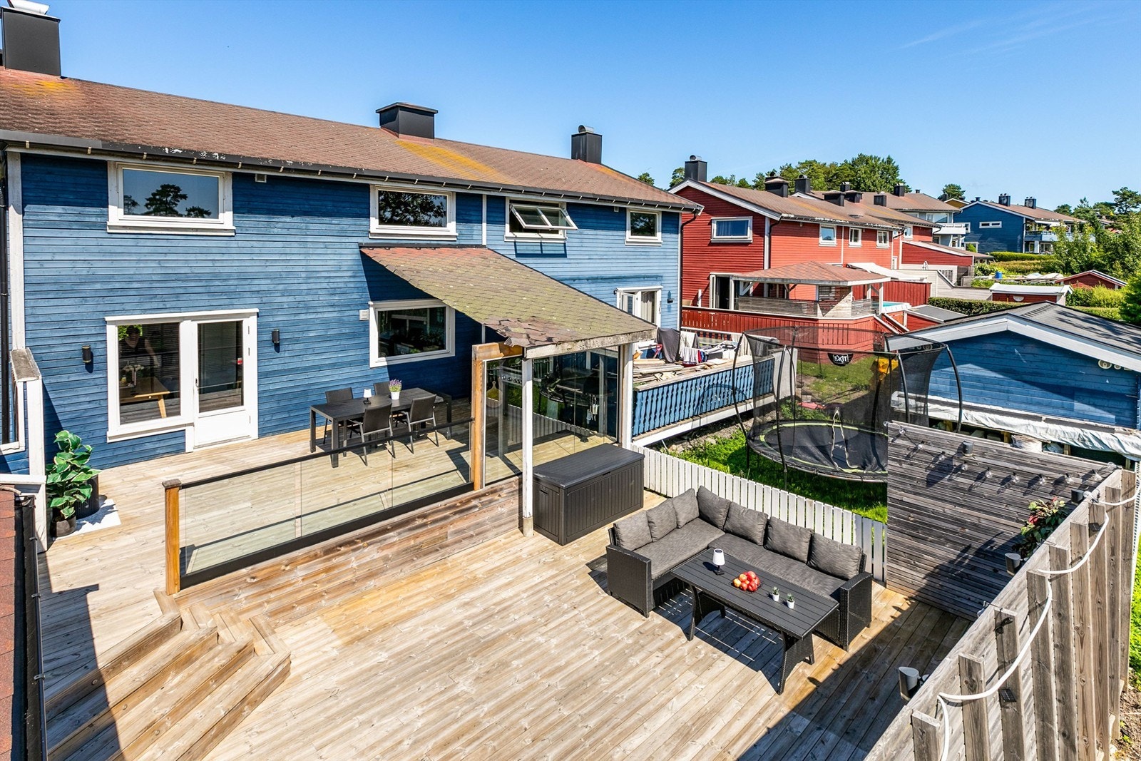 Med et samlet areal på nesten 80 kvm. har terrassene rom for opptil flere ulike sittegrupper. Galleribilde