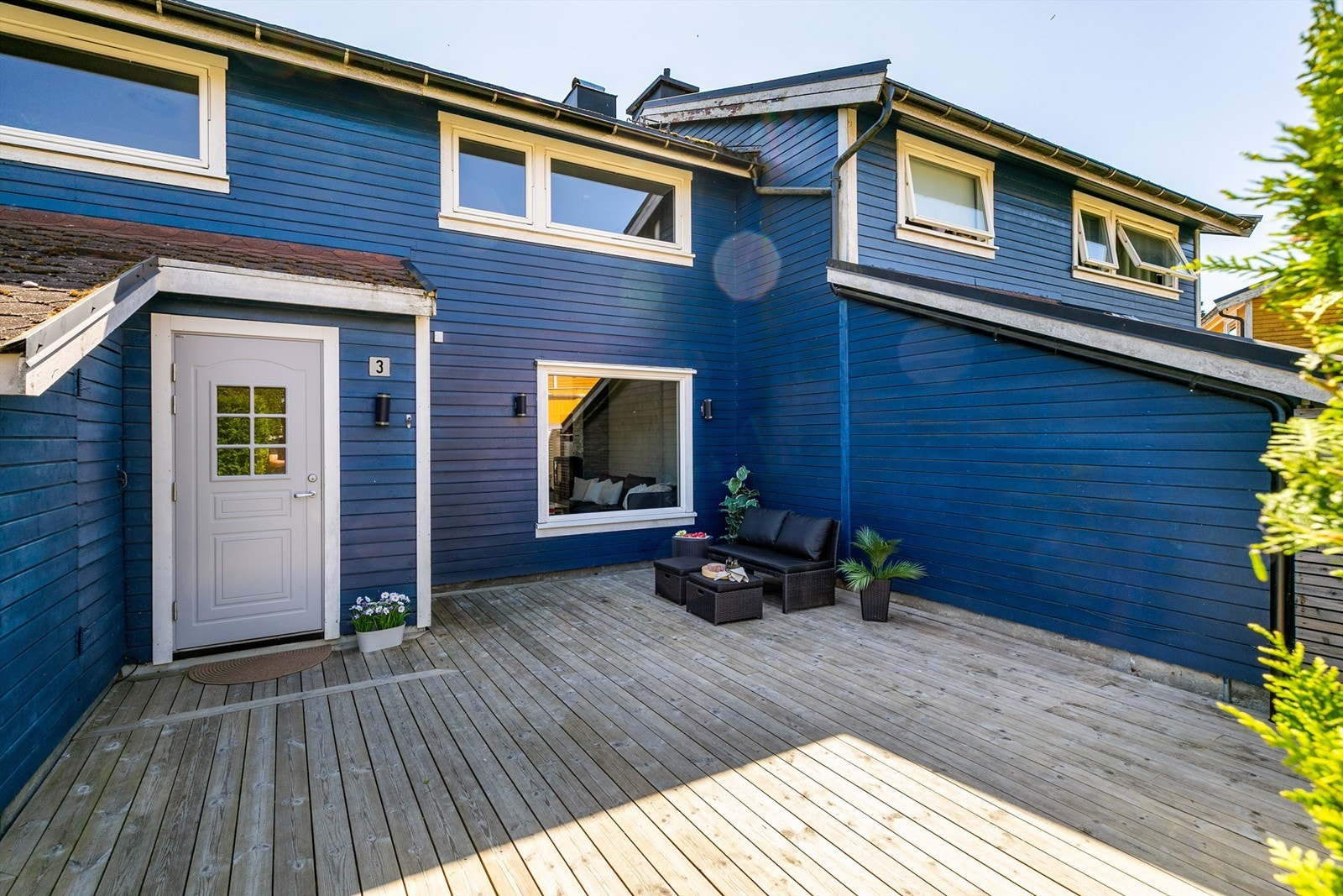 Foran inngangspartiet ble ny platting på godt over 30 kvm. oppført i 2018. Galleribilde