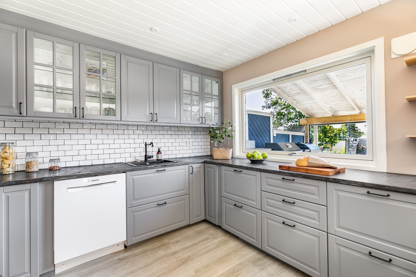 Ny kjøkkeninnredning fra IKEA ble installert i 2016, rør ble samtidig skiftet ut. Galleribilde