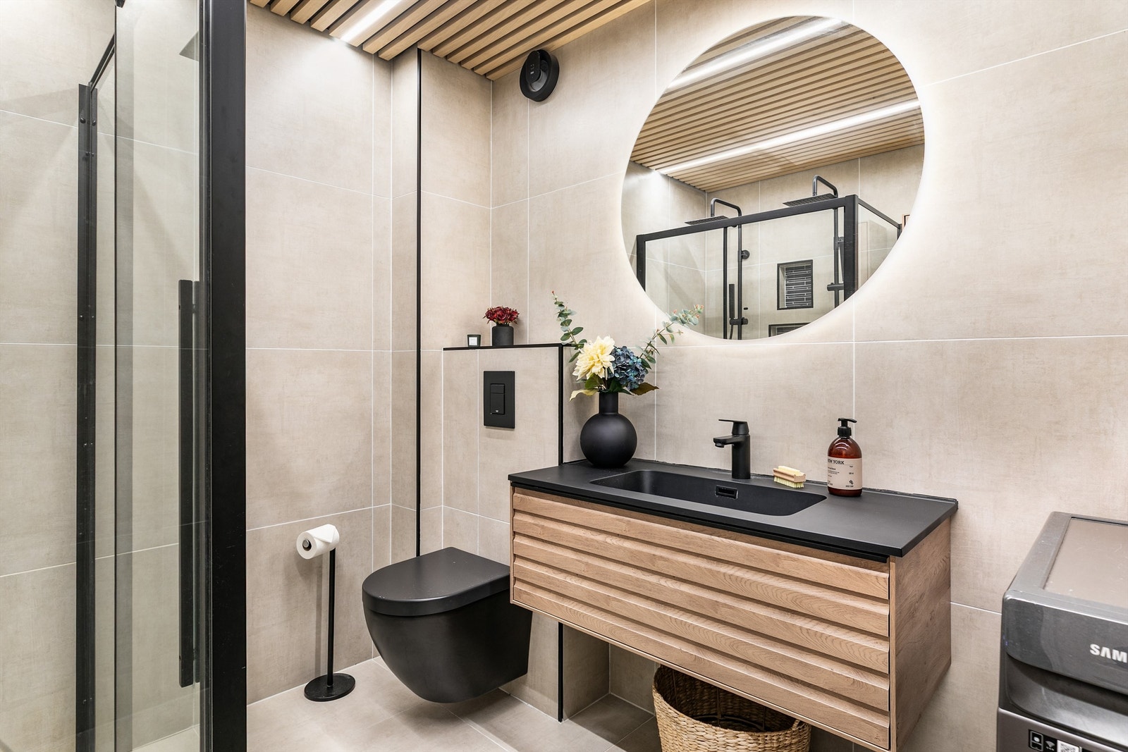 Riskestien 3 presenteres av Krogsveen.
To nyere og lekre bad er blant boligens fremste kvaliteter. Dette ble bygget opp på nytt så nylig som i 2023. Galleribilde