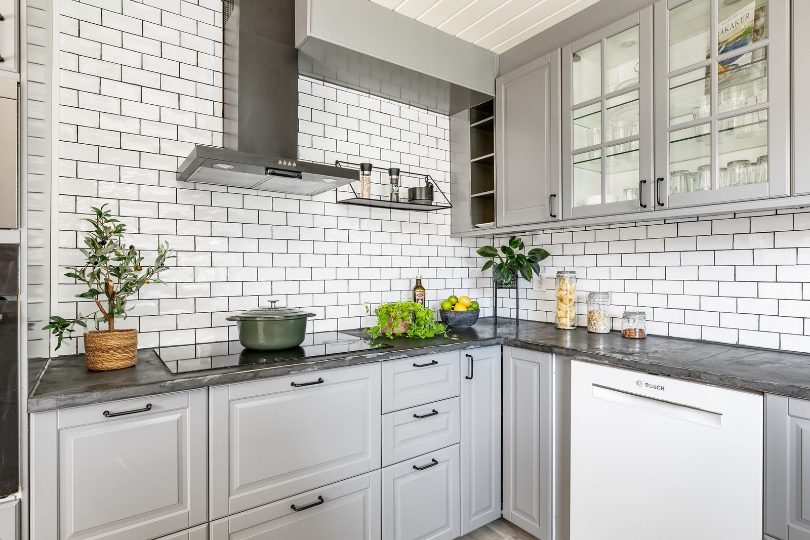 De fleste av kjøkkenets hvitevarer er integrert, stekeovnen i praktisk arbeidshøyde. Galleribilde