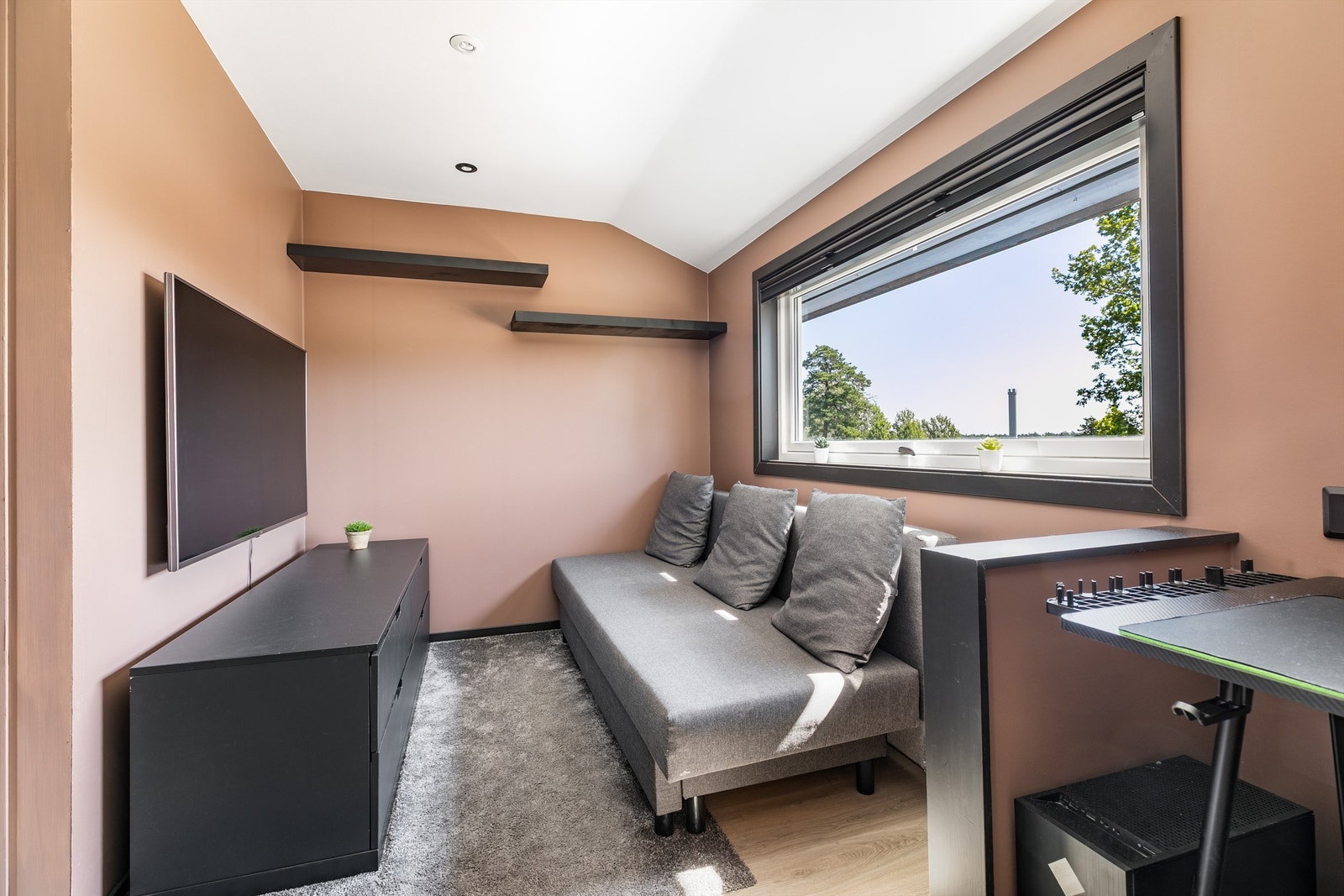 Boligens fjerde soverom er bygget om til TV-stue, men er fullt mulig å tilbakeføre til opprinnelig formål. Galleribilde