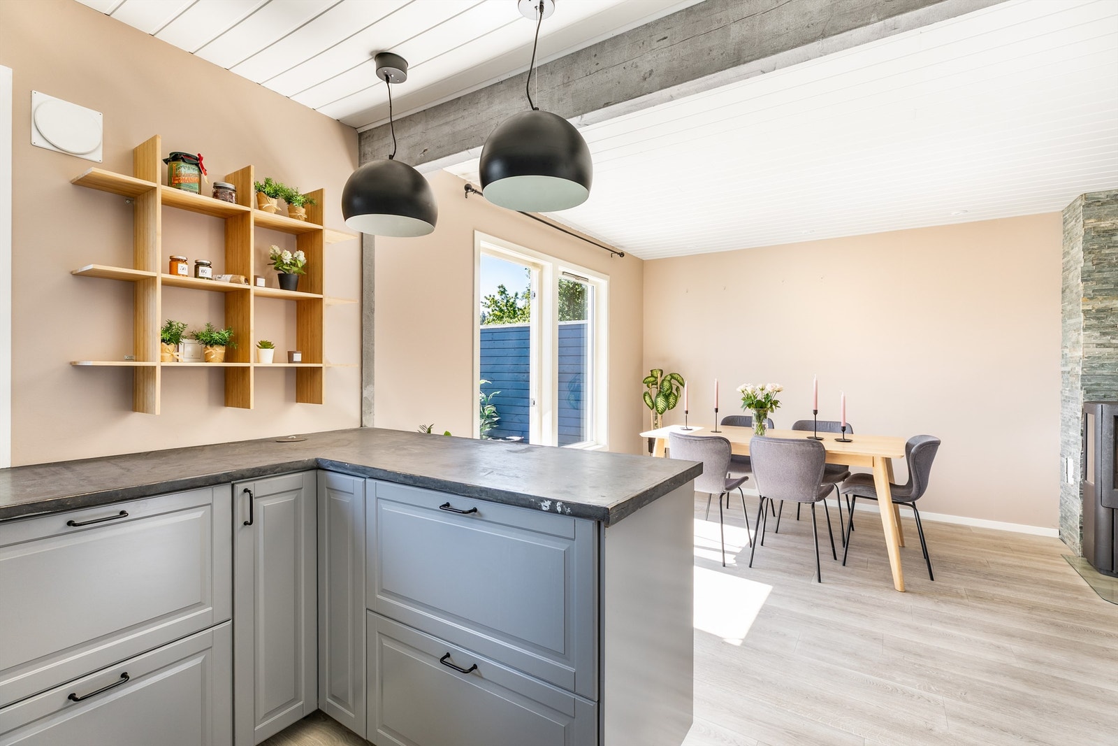 Et rikt antall oppbevaringsmuligheter kombinert med meterlange arbeidsflater gjør kjøkkenet meget bruksvennlig. Galleribilde