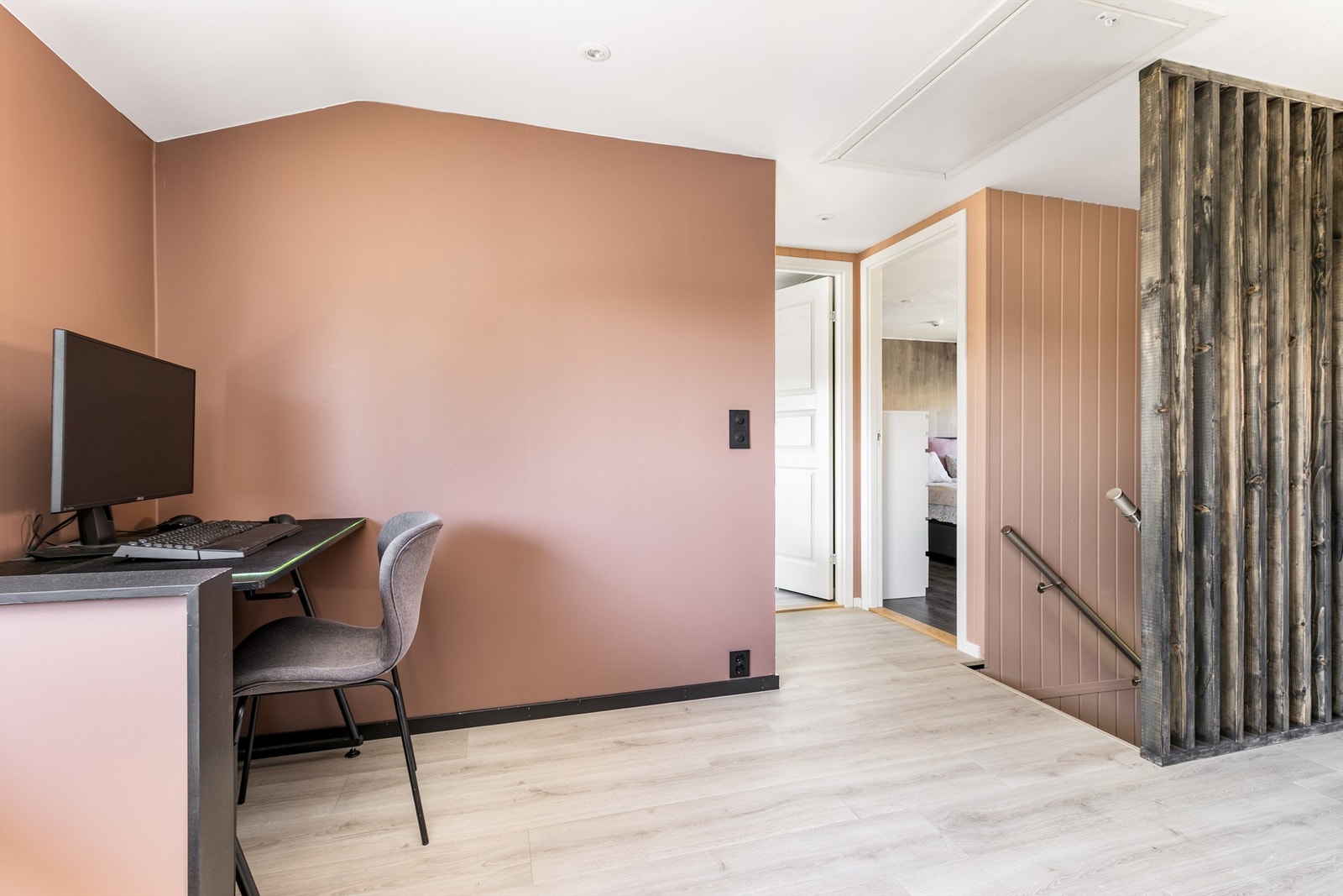 TV-stuen er åpnet mot gangen i andre etasje. Ny delevegg med dør kan settes opp om det er ønskelig med totalt fire soverom. Galleribilde