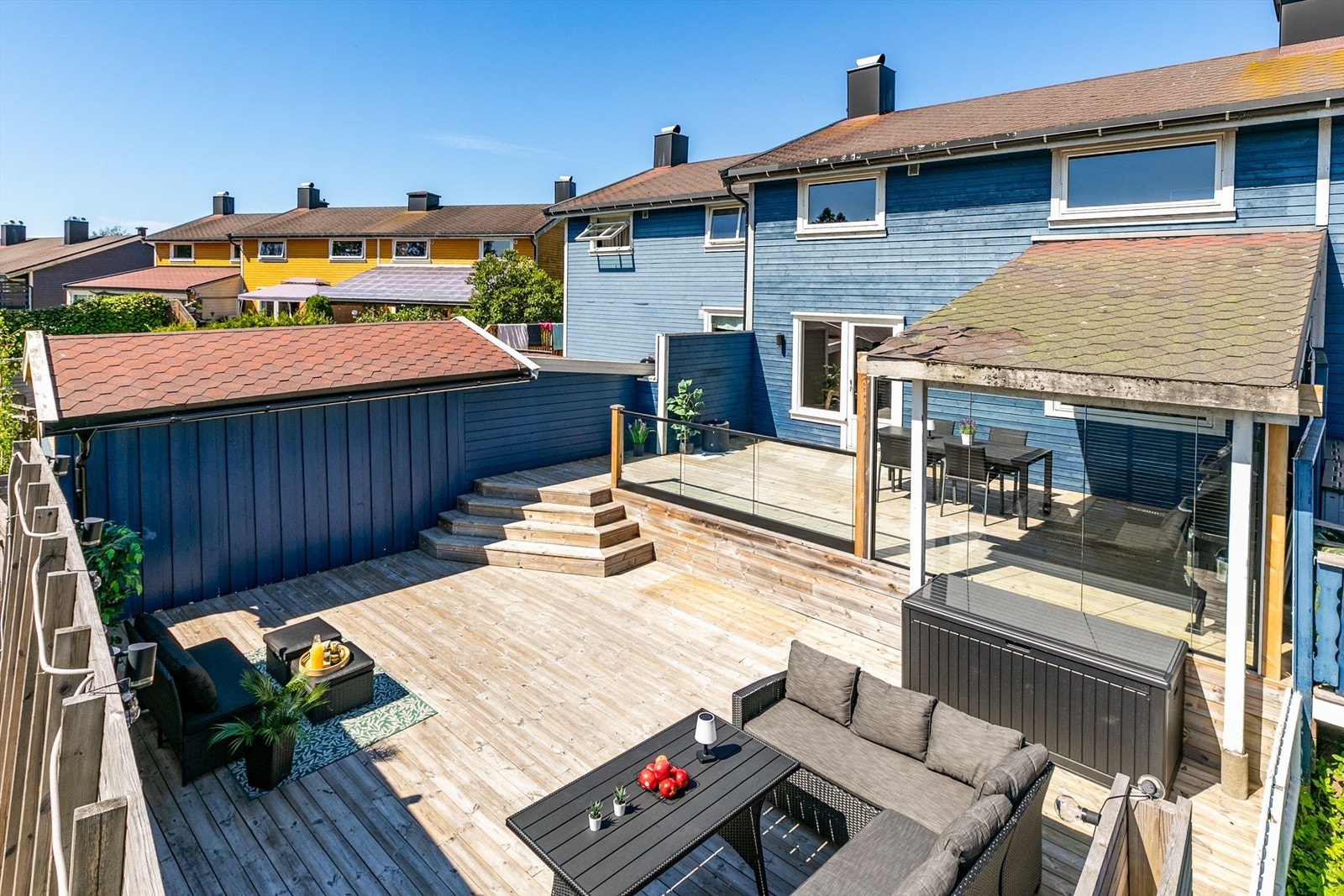 Boligen i Riskestien 3 har flere attraktive kvaliteter for familien, deriblant store terrasser/plattinger på begge sider. Galleribilde