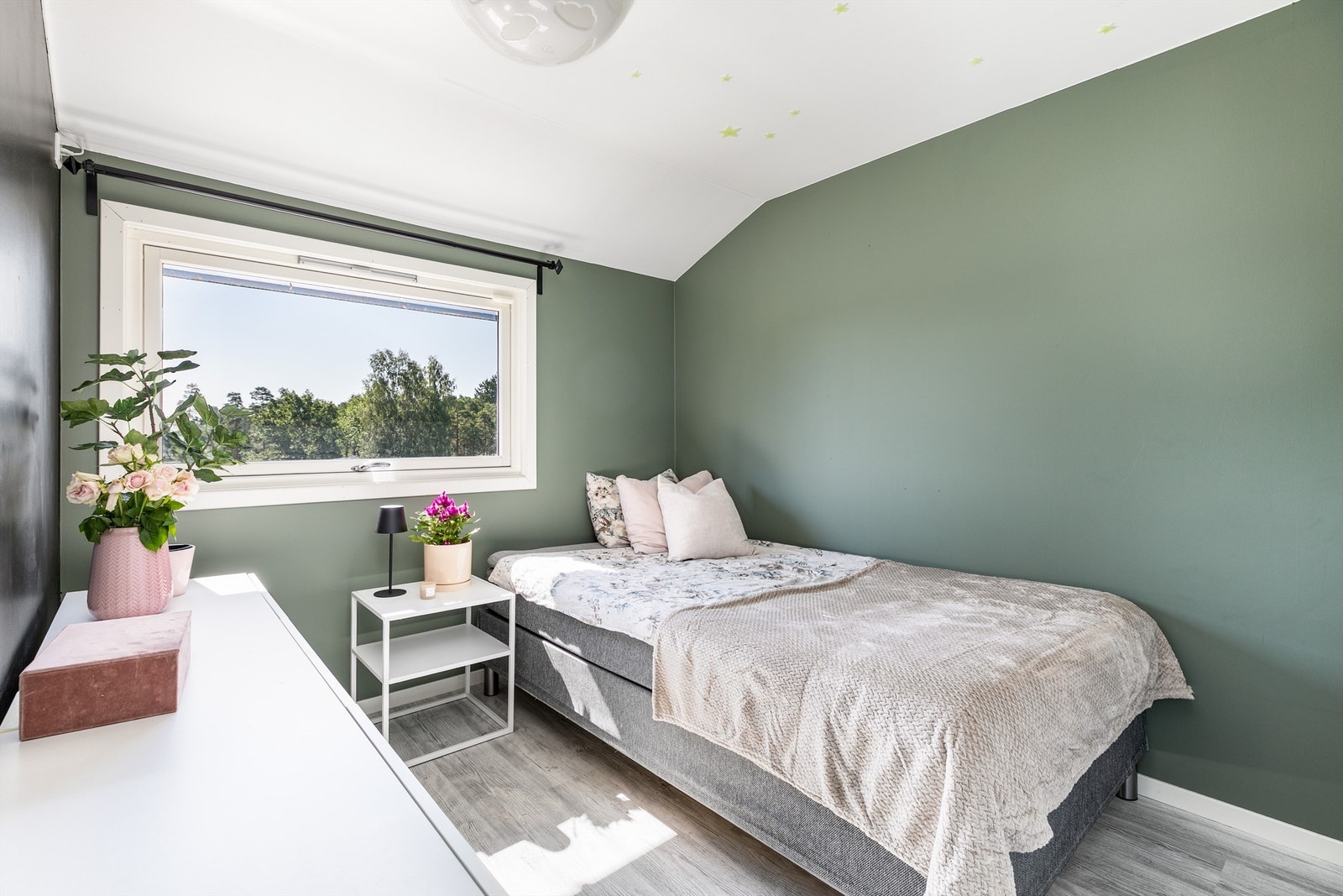 Tre soverom på én flate er spesielt gunstig for en familie med små barn. To er velfungerende barnerom, deriblant dette på ca. 8 kvm. Galleribilde