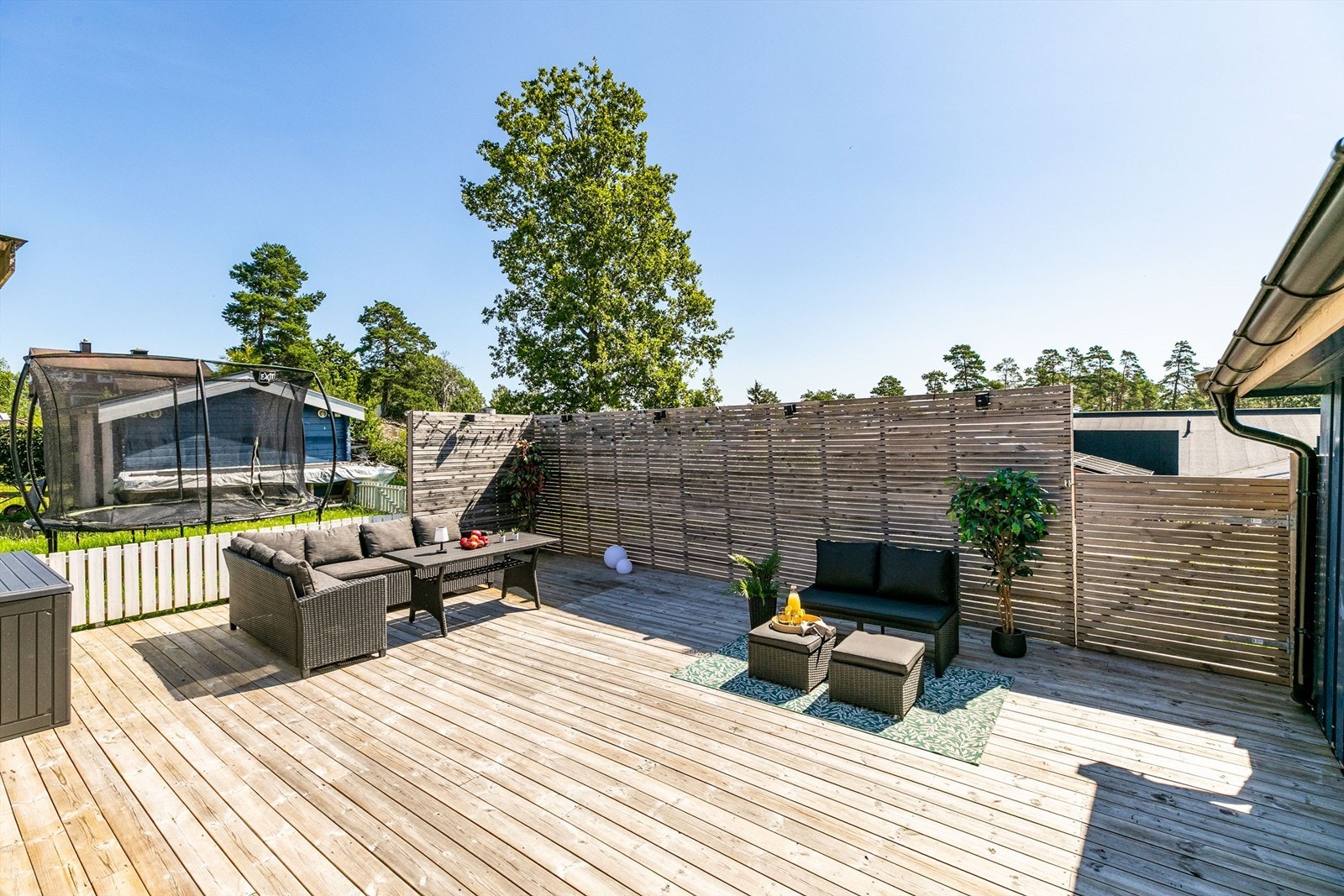 Solforholdene er meget gode; på denne siden allerede fra tidlig morgen sommerstid. Galleribilde