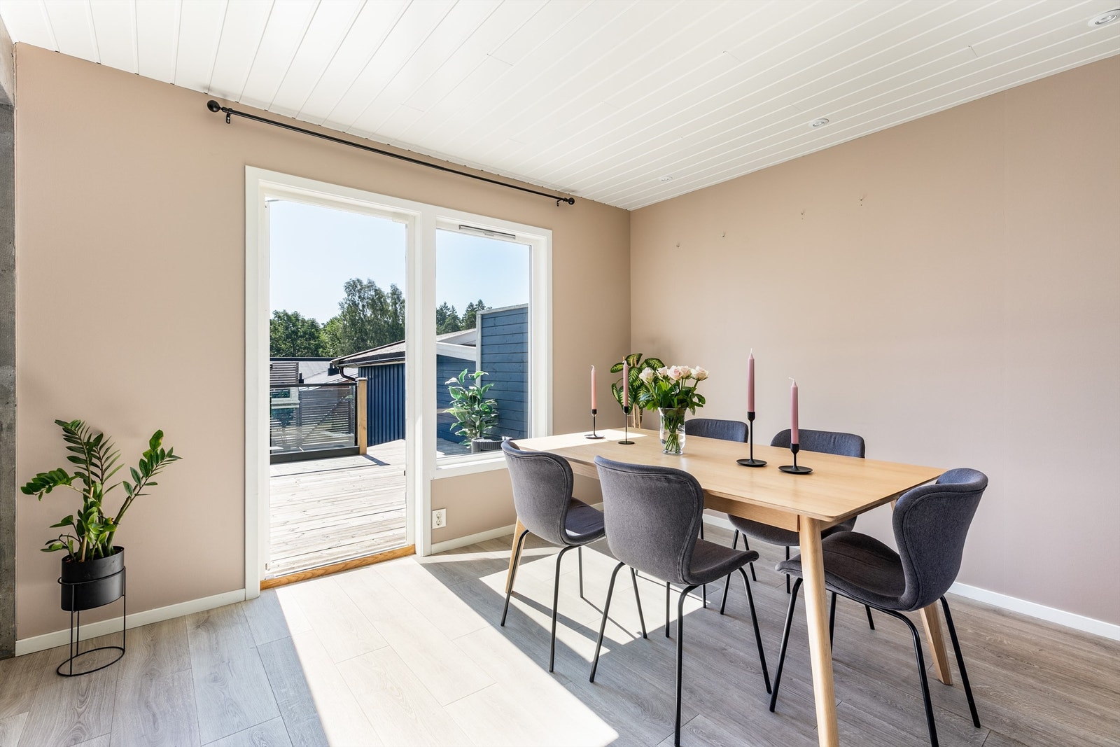 Med terrassedøren rett foran kjøkkenet er det enkelt å ta med mat og drikke utendørs. Galleribilde