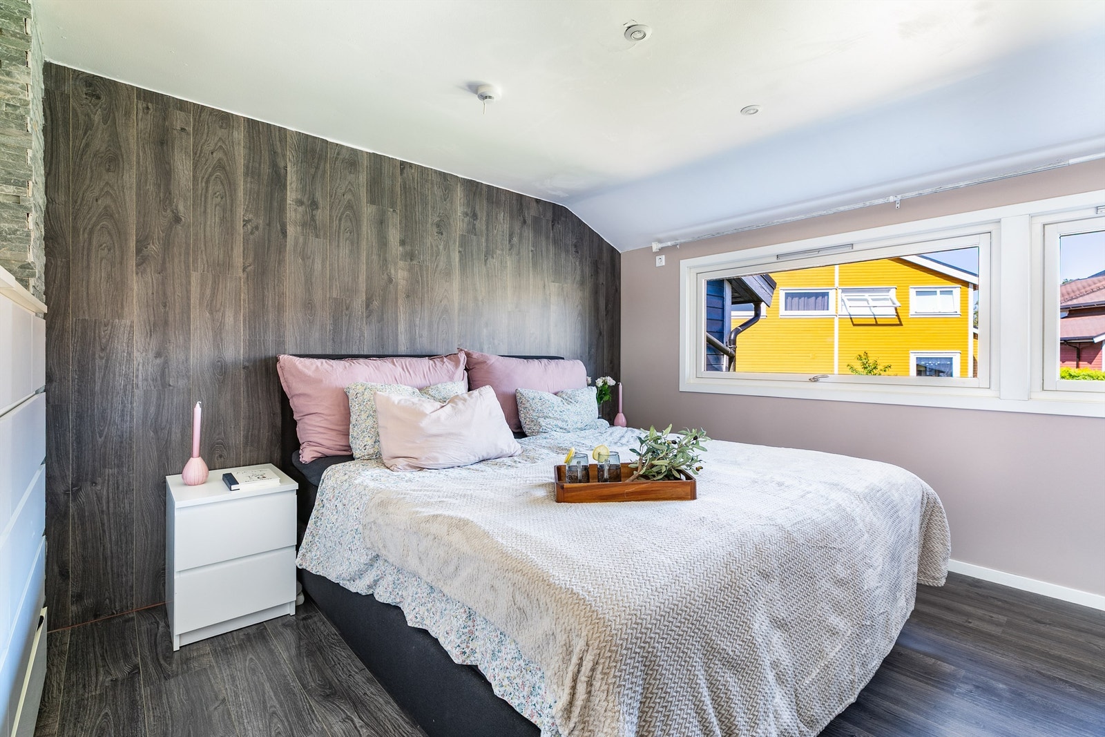 Soverommene er samlet på én flate i andre etasje. Dette utgjør hovedsoverommet og har over 13 kvm. gulvflate. Galleribilde