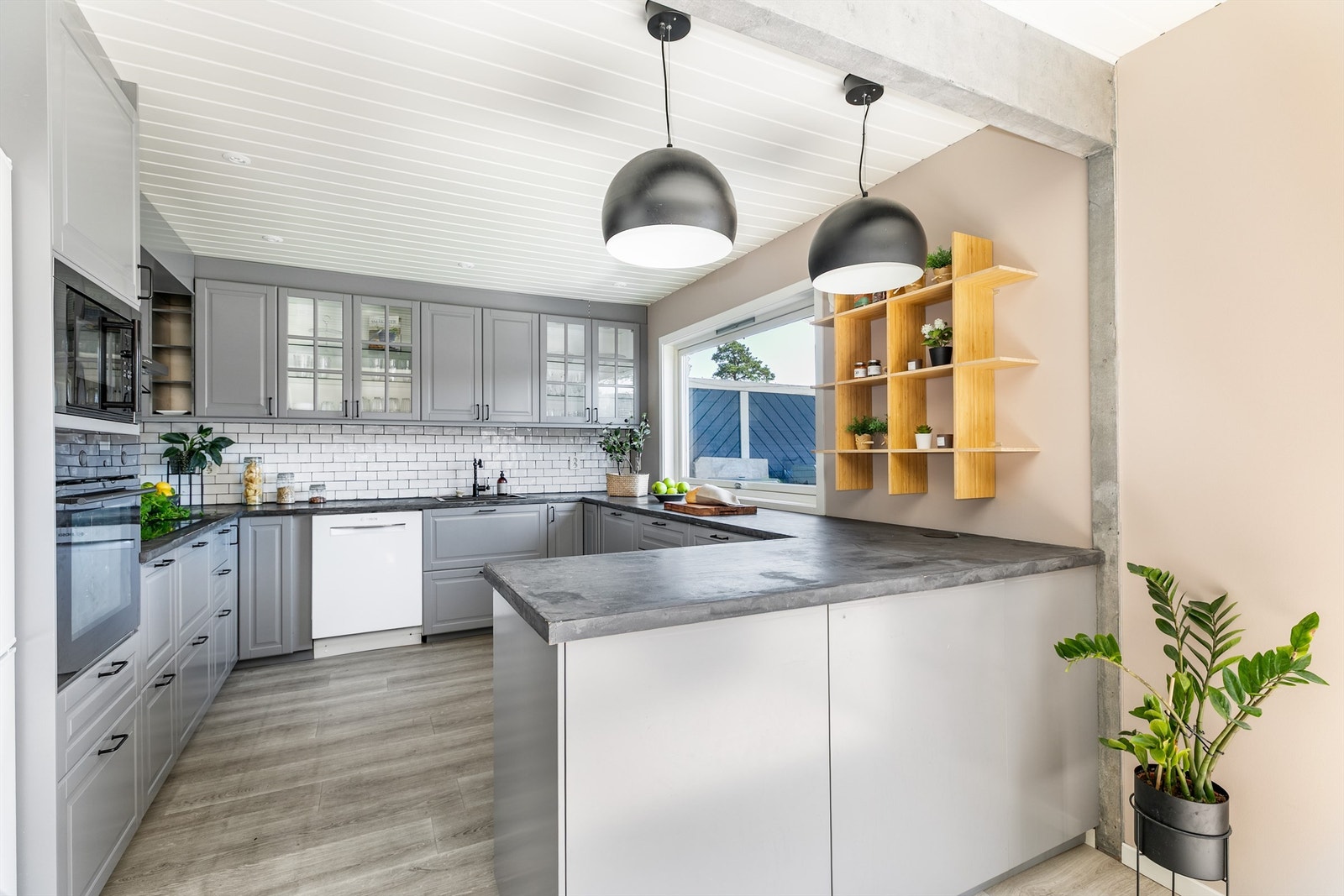 Delevegg mellom stuen og kjøkkenet er fjernet til fordel for bedre arealutnyttelse. Galleribilde