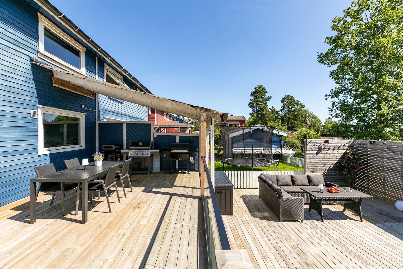 Høye levegger begrenser innsyn til arealene utomhus. Galleribilde