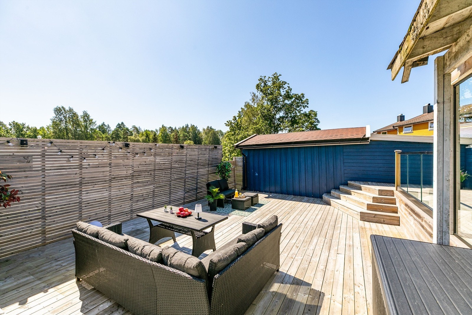 Nye terrasser på til sammen nesten 80 kvm. i to høyder ble anlagt i 2017. Galleribilde