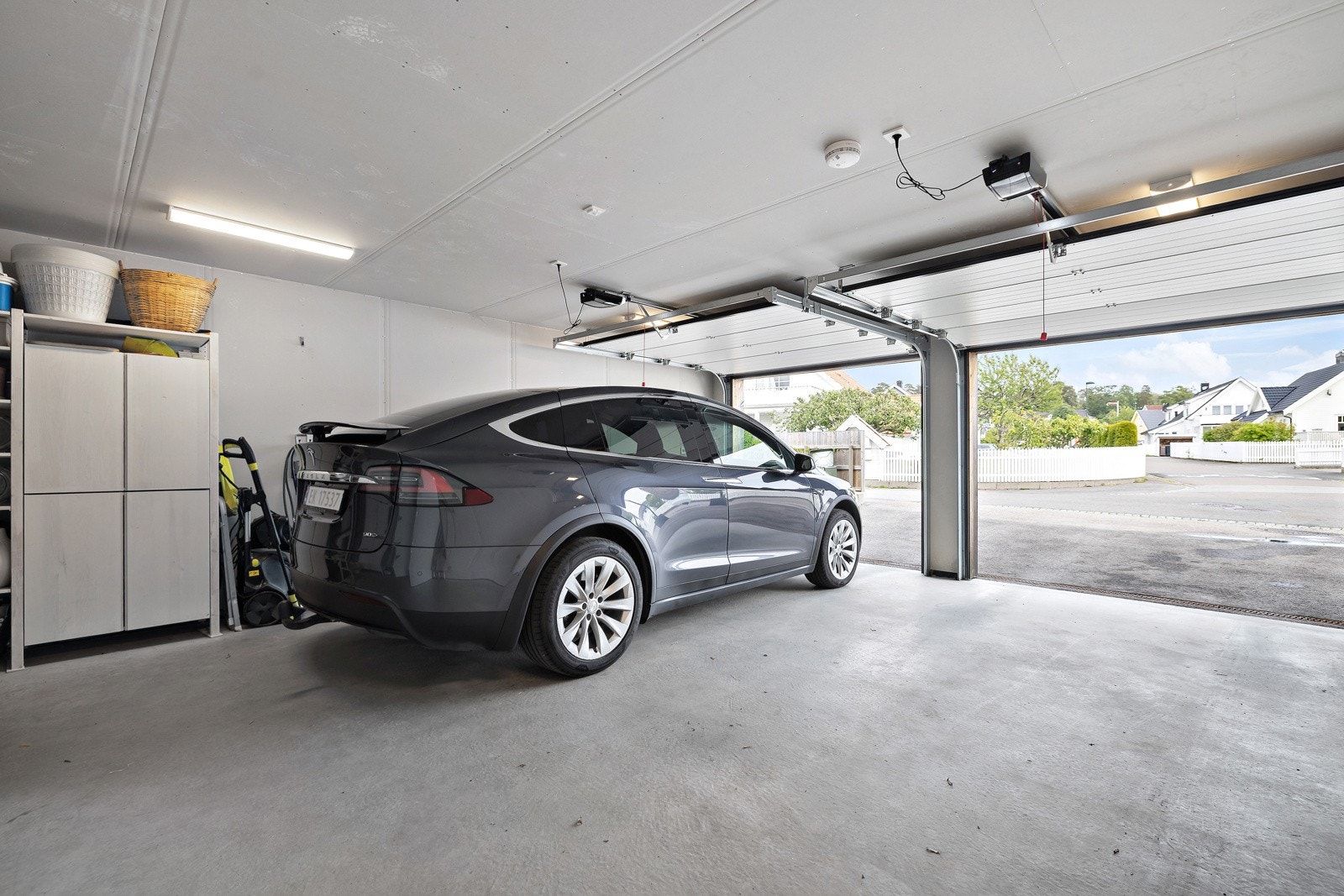 Romslig garasje med direkte adkomst inn i boligen Galleribilde