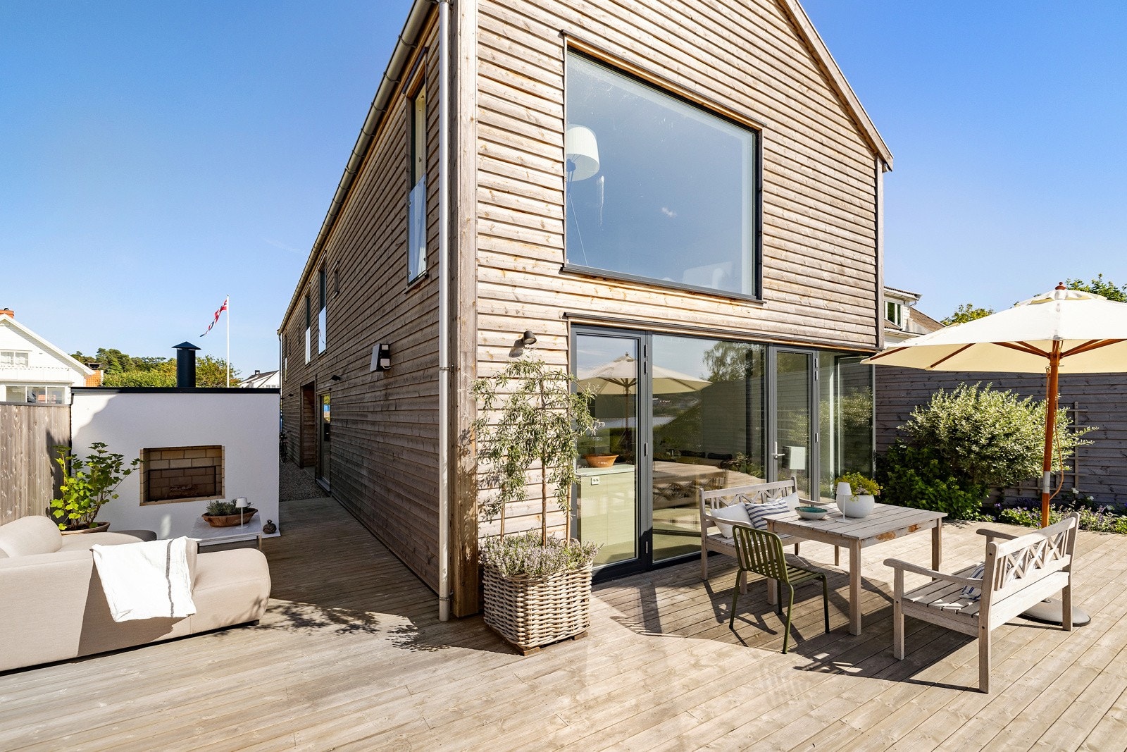 Vestvendt terrasse med utgang fra kjøkkenet Galleribilde