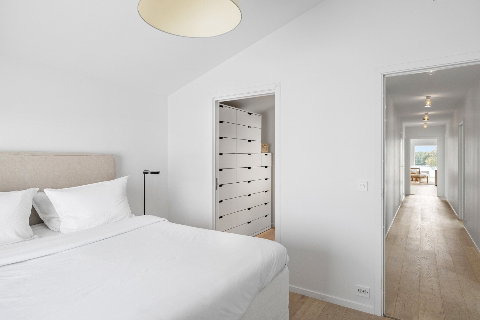 Hovedsoverommet har eget garderoberom og eget bad Galleribilde