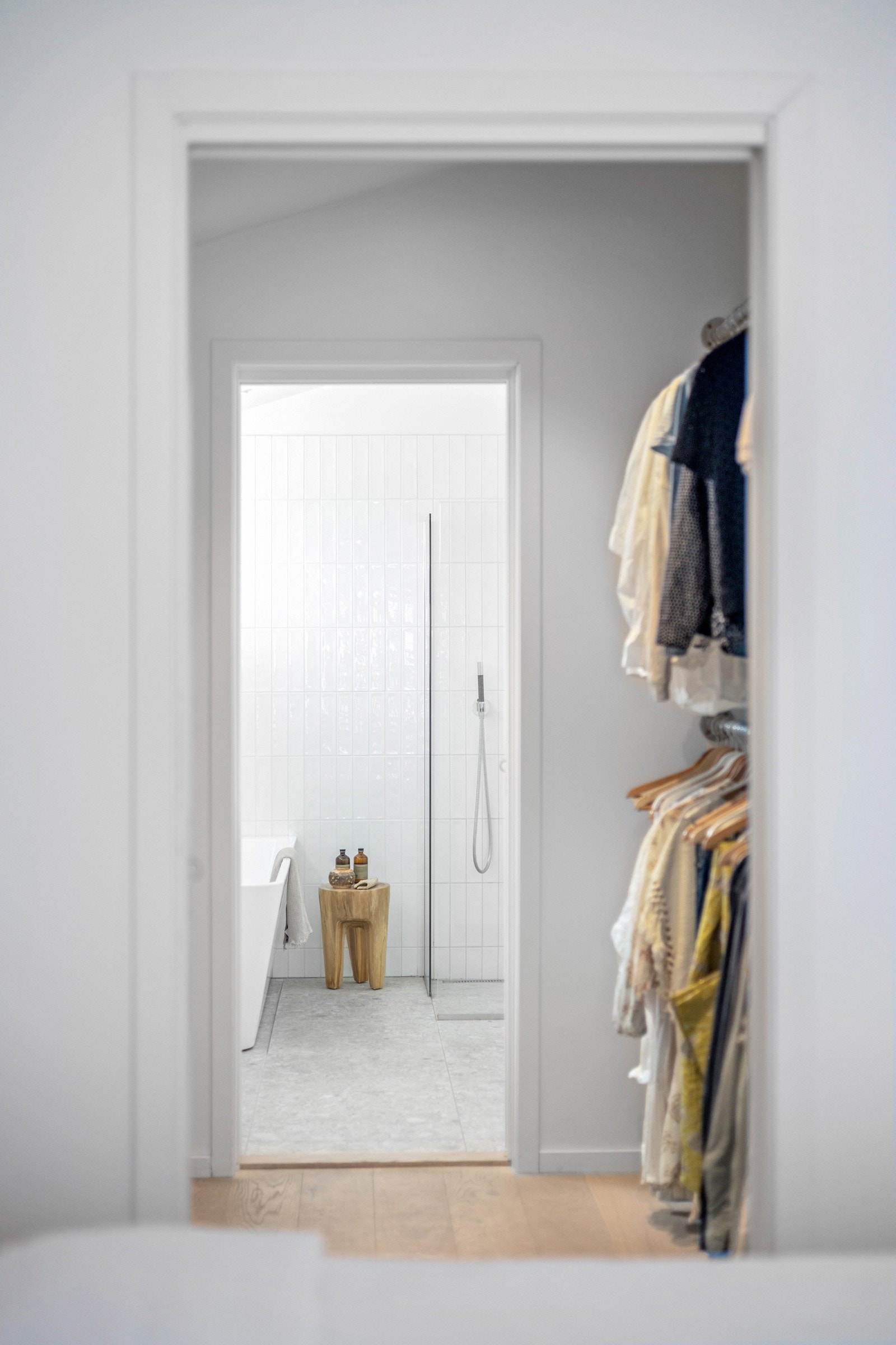 Skyvedører fra hovedsoverom til garderobe og bad Galleribilde