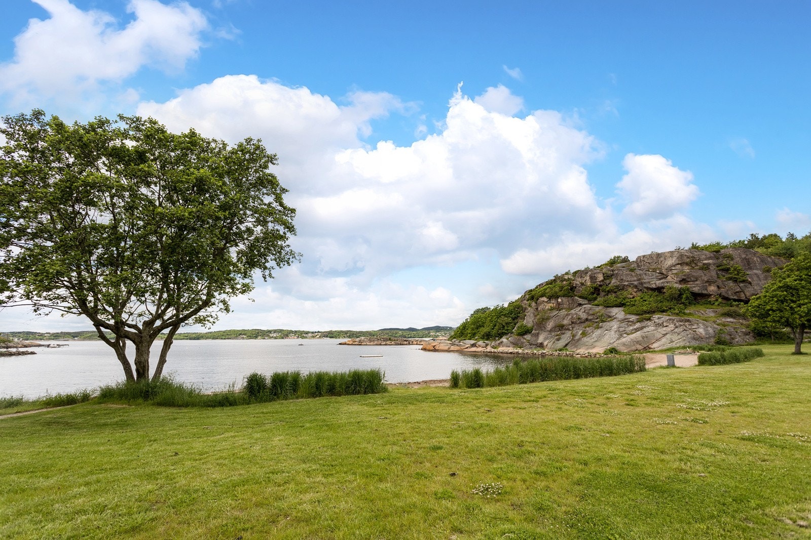 Rekkeviksbukta er et populært sted for småbarnsfamilier - turmuligheter og badeplass Galleribilde