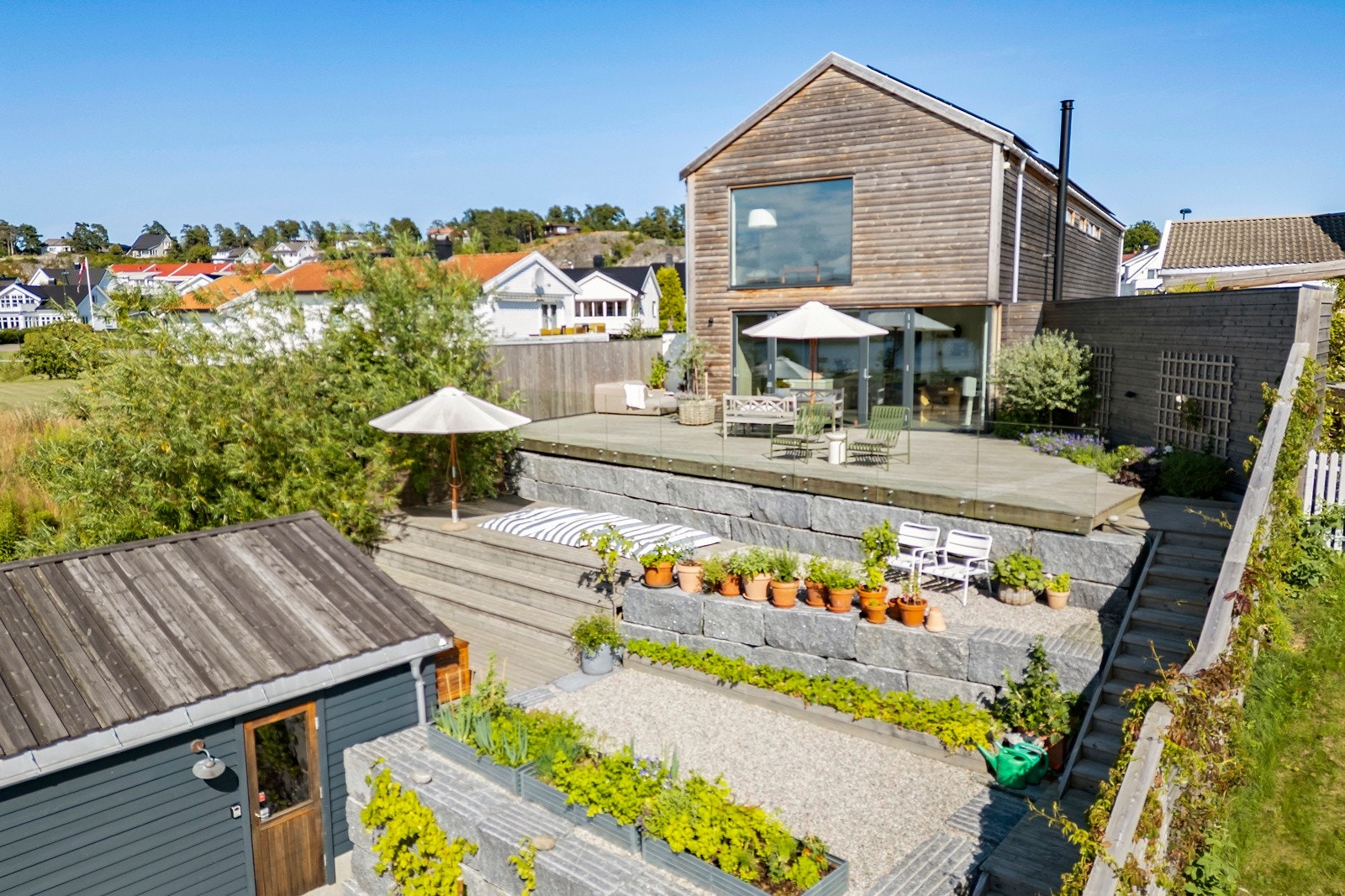 Tomten er terrassert noe som gir mange flotte utesoner Galleribilde