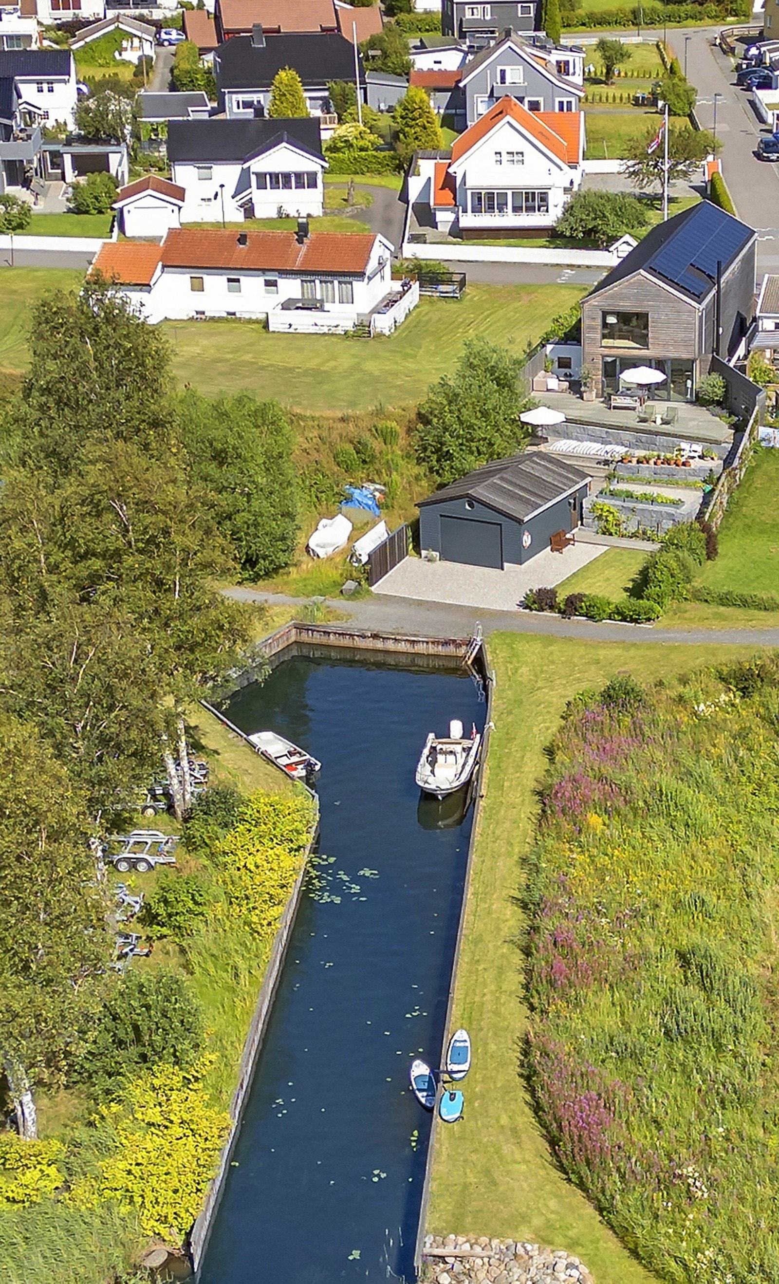Eiendommen sett fra vest med solceller på taket Galleribilde