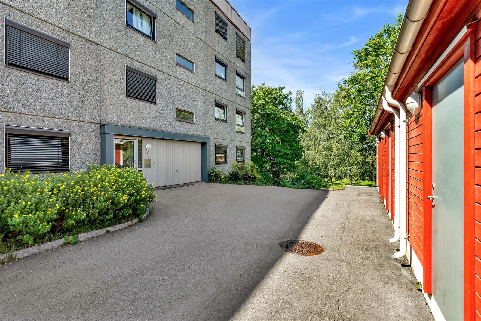 Her bor du i et veletablert borettslag på Skjetten, med kort vei til skole, barnehage, kollektivtransport og dagligvarebutikk. Nabolaget er trygt og oversiktlig, med grønne uteområder og gode muligheter for både lek og rekreasjon. Galleribilde