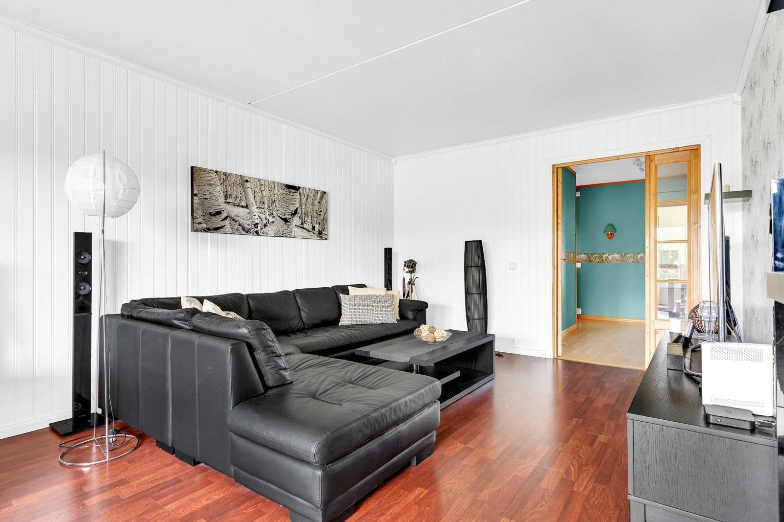 Her er det plass til en stor sofagruppe med tilhørende TV-møblement. Galleribilde