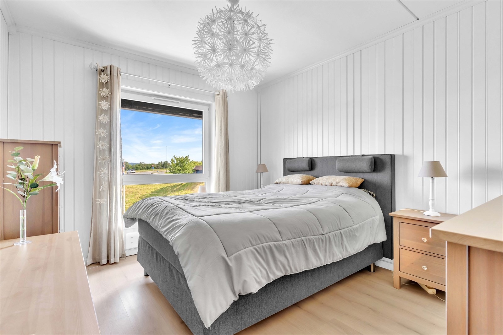 Hovedsoverommet har en svært god størrelse med god plass til både dobbeltseng og garderobeløsninger. Det er også montert utvendig solskjerming på alle soverommene. Galleribilde