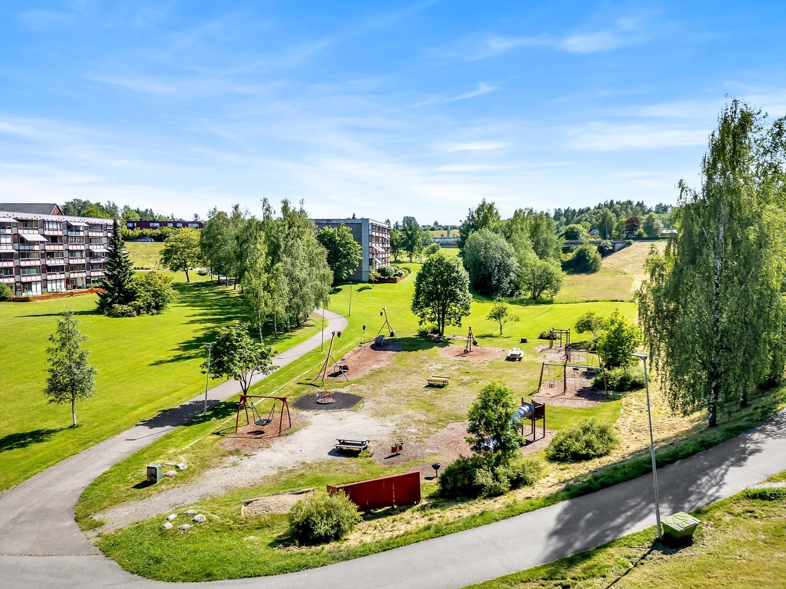 Området byr også på flotte grøntområder, turstier og idrettstilbud som gjør dette til et ideelt sted å bo. Galleribilde