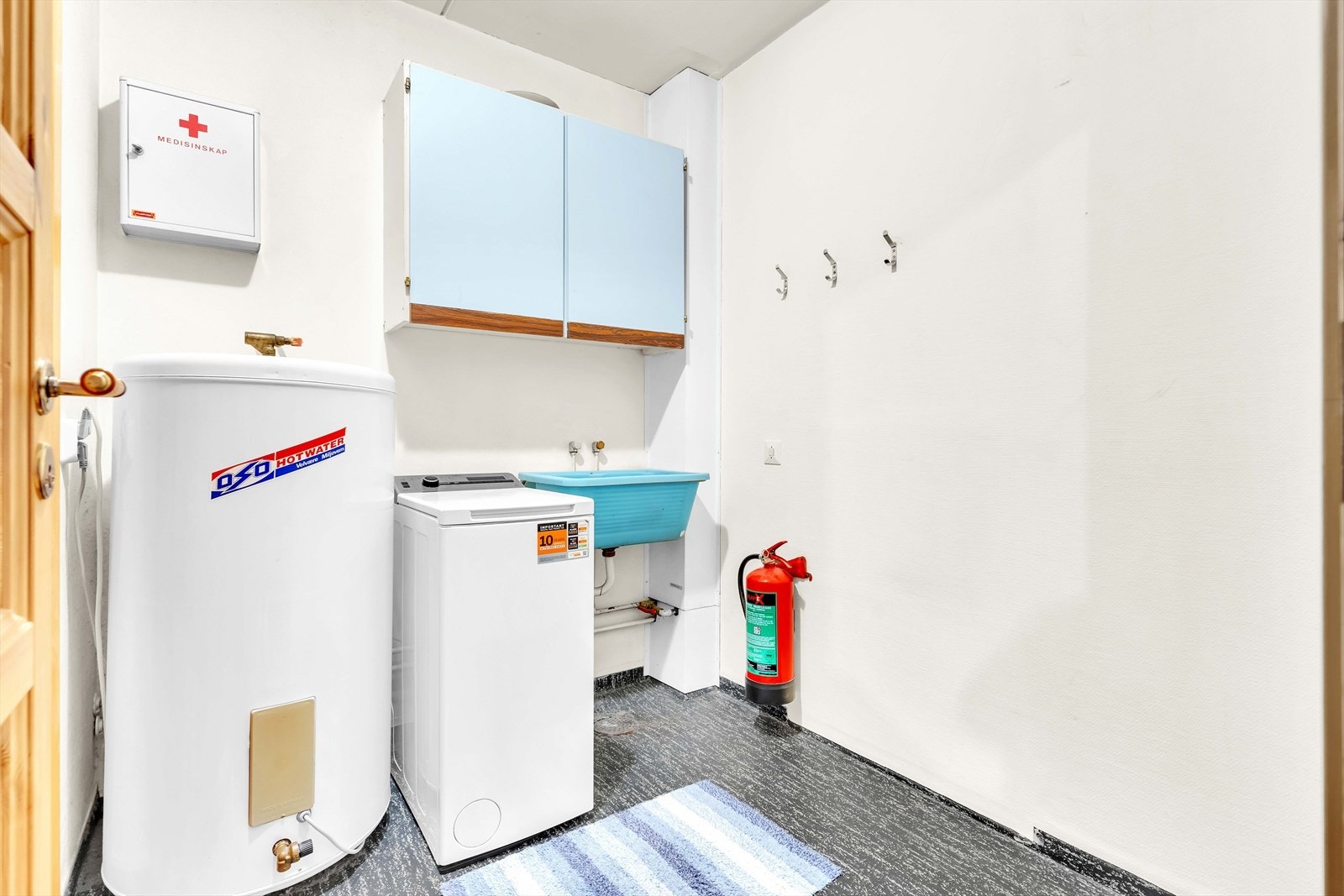 Praktisk vaskerom med opplegg for vaskemaskin. Galleribilde