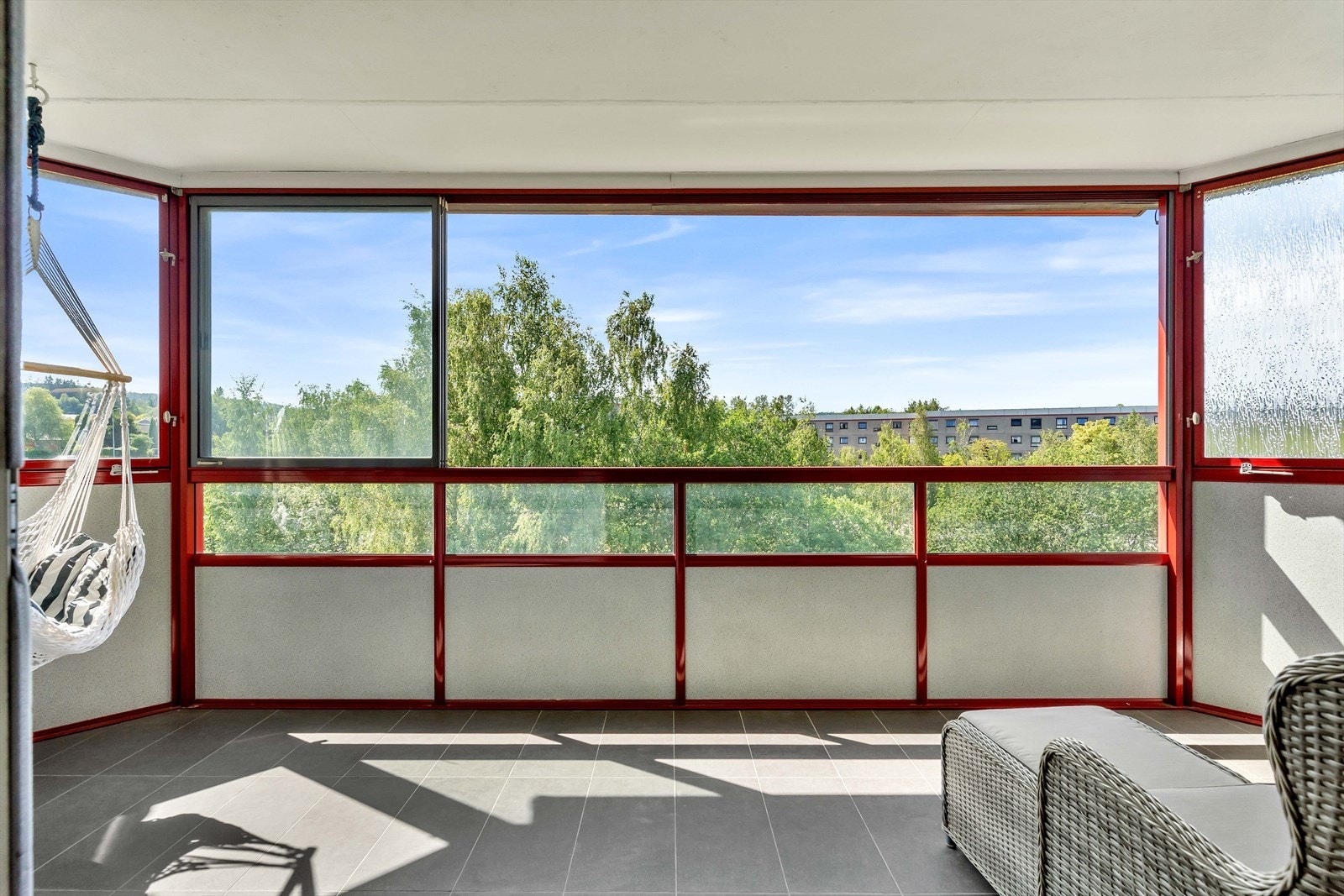 Fra stuen går veien rett ut til en vestvendt, innglasset balkong. Galleribilde