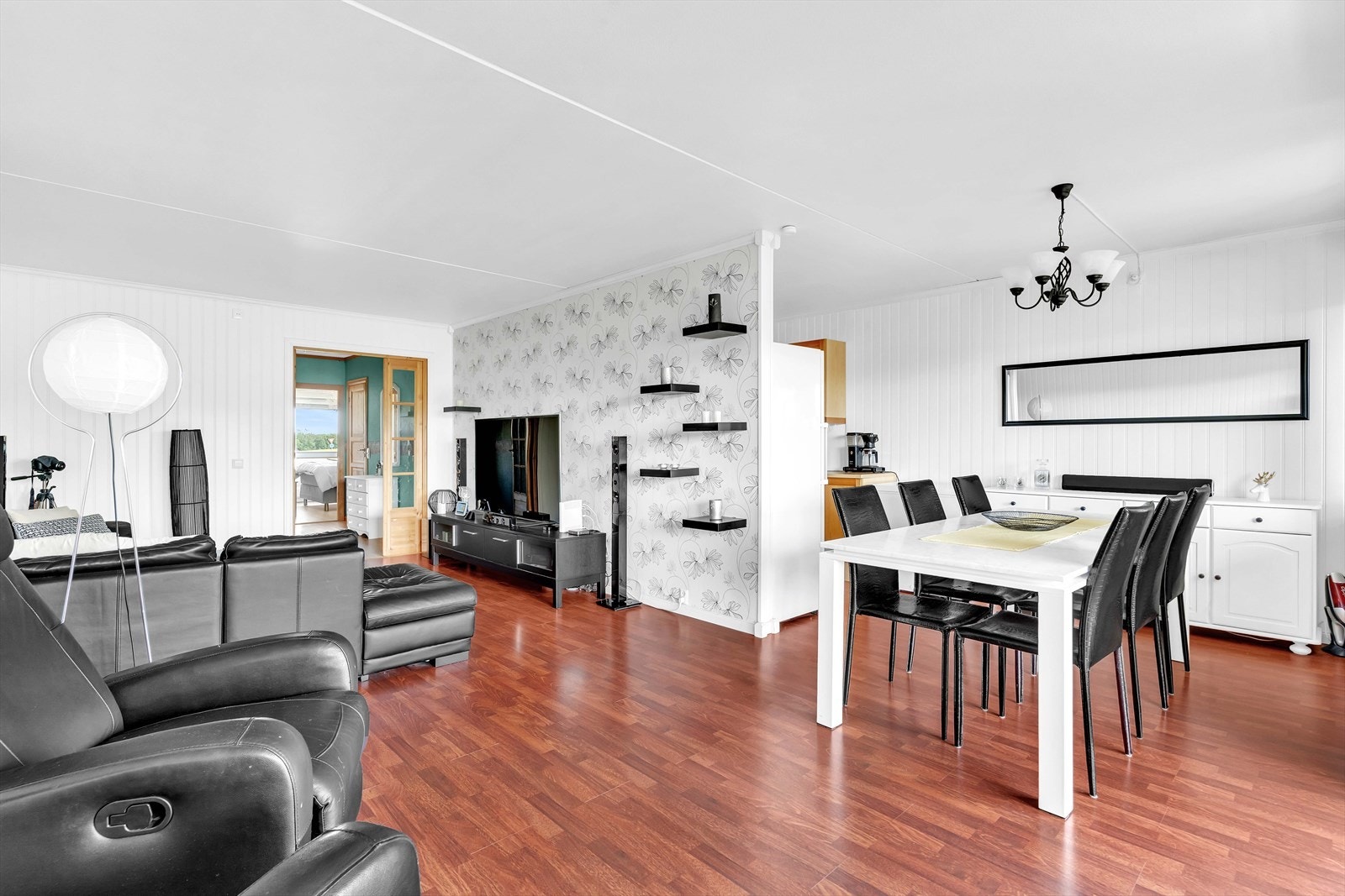 Dette er en stor og innholdsrik toppleilighet med praktiske løsninger og et betydelig potensial. Galleribilde