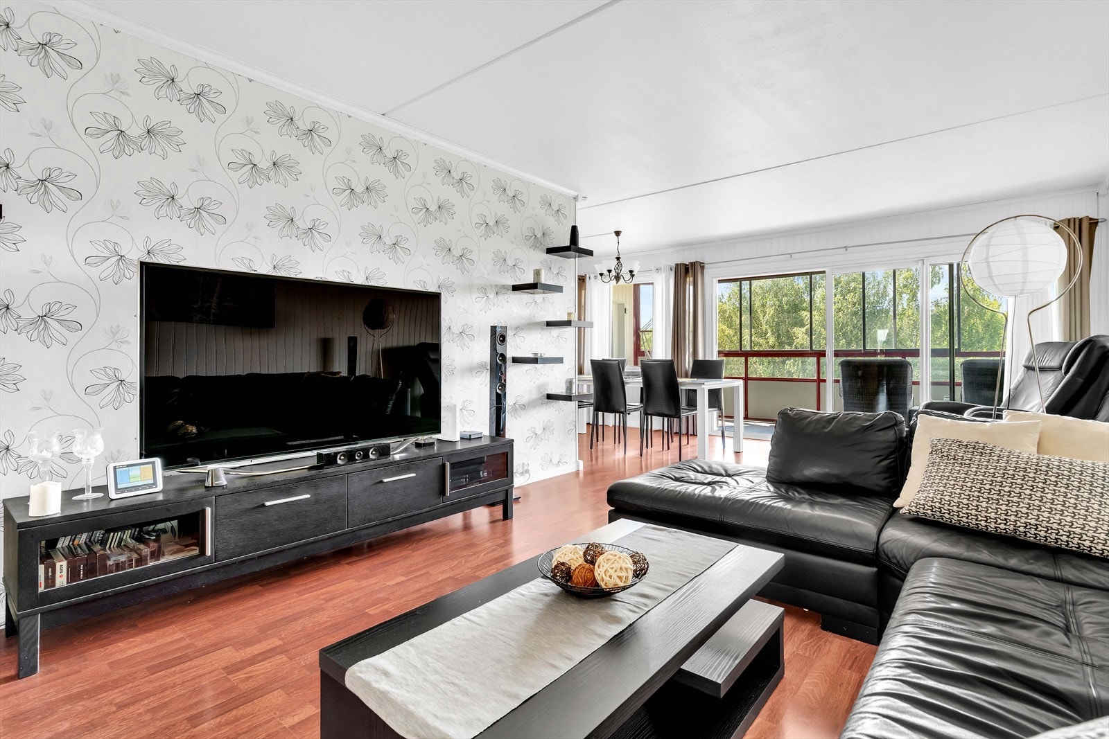 Stuen er av god plass med flere naturlige soneinndelinger. Galleribilde