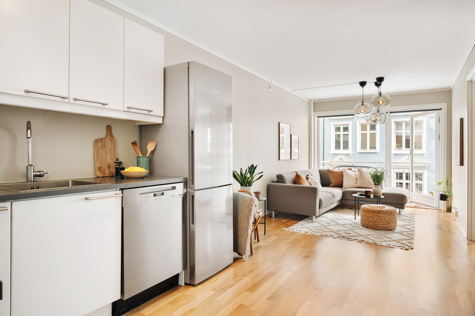 En åpen løsning mellom stue og kjøkken gir leiligheten et sosialt preg Galleribilde