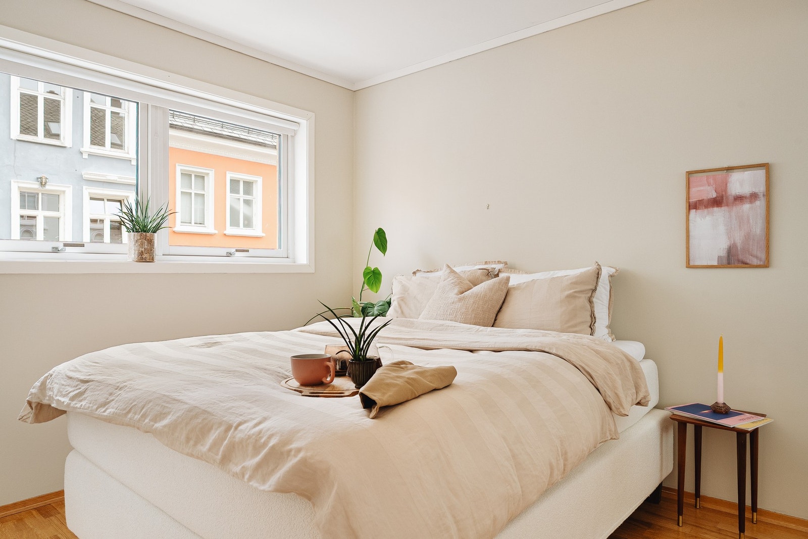 God plass til seng av ønsket størrelse, nattbord og annet passende møblement Galleribilde