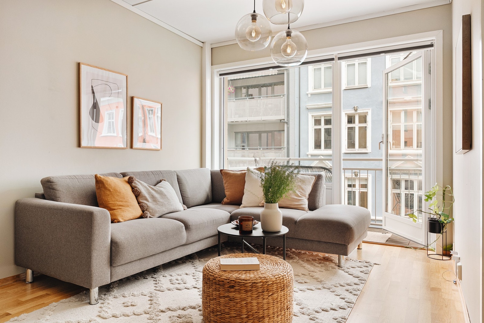 Store vindusflater gir rikelig med naturlig lys og skaper en god atmosfære i rommet Galleribilde