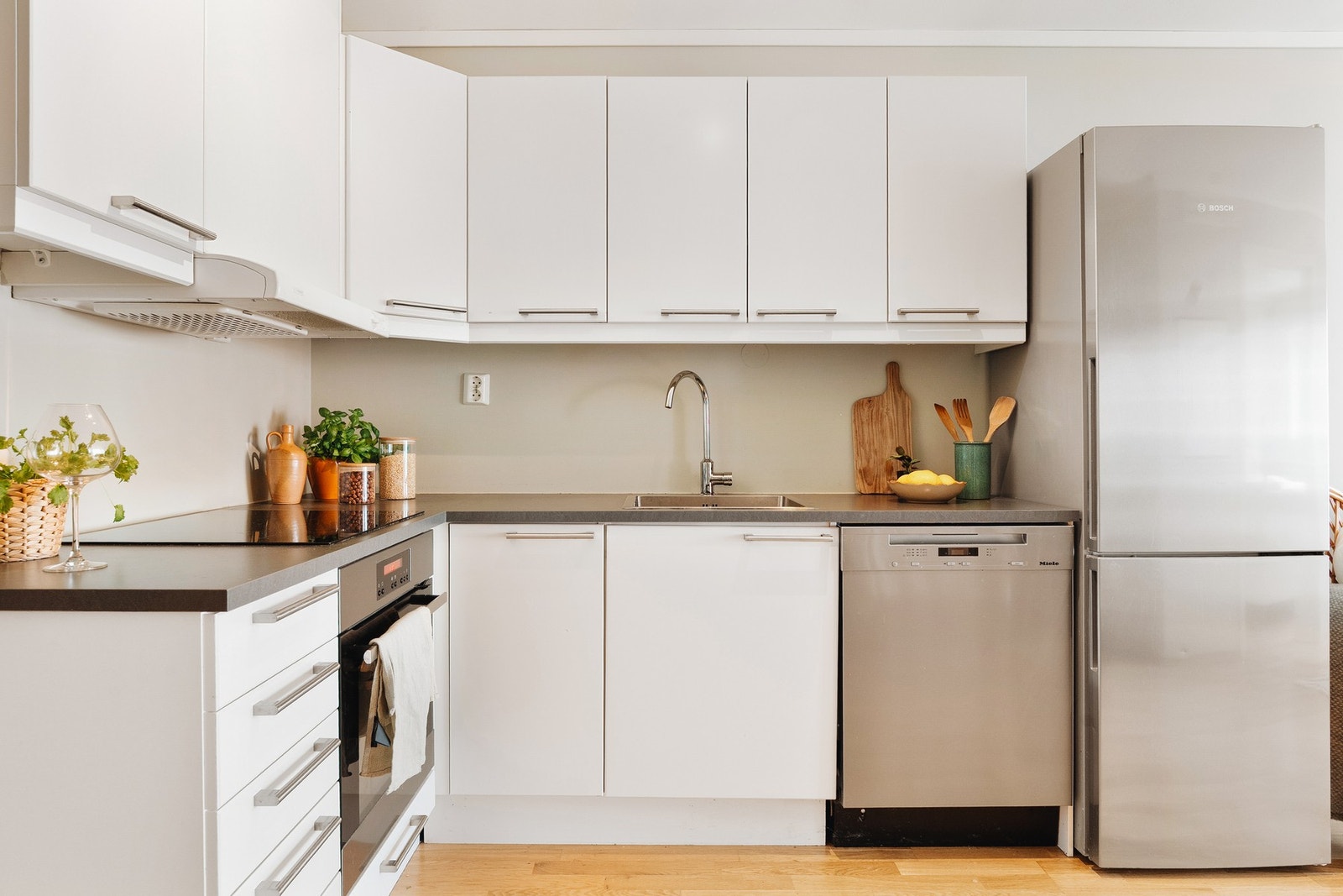 Kjøkkenet er pent, har slette fronter og laminert benkeplate Galleribilde