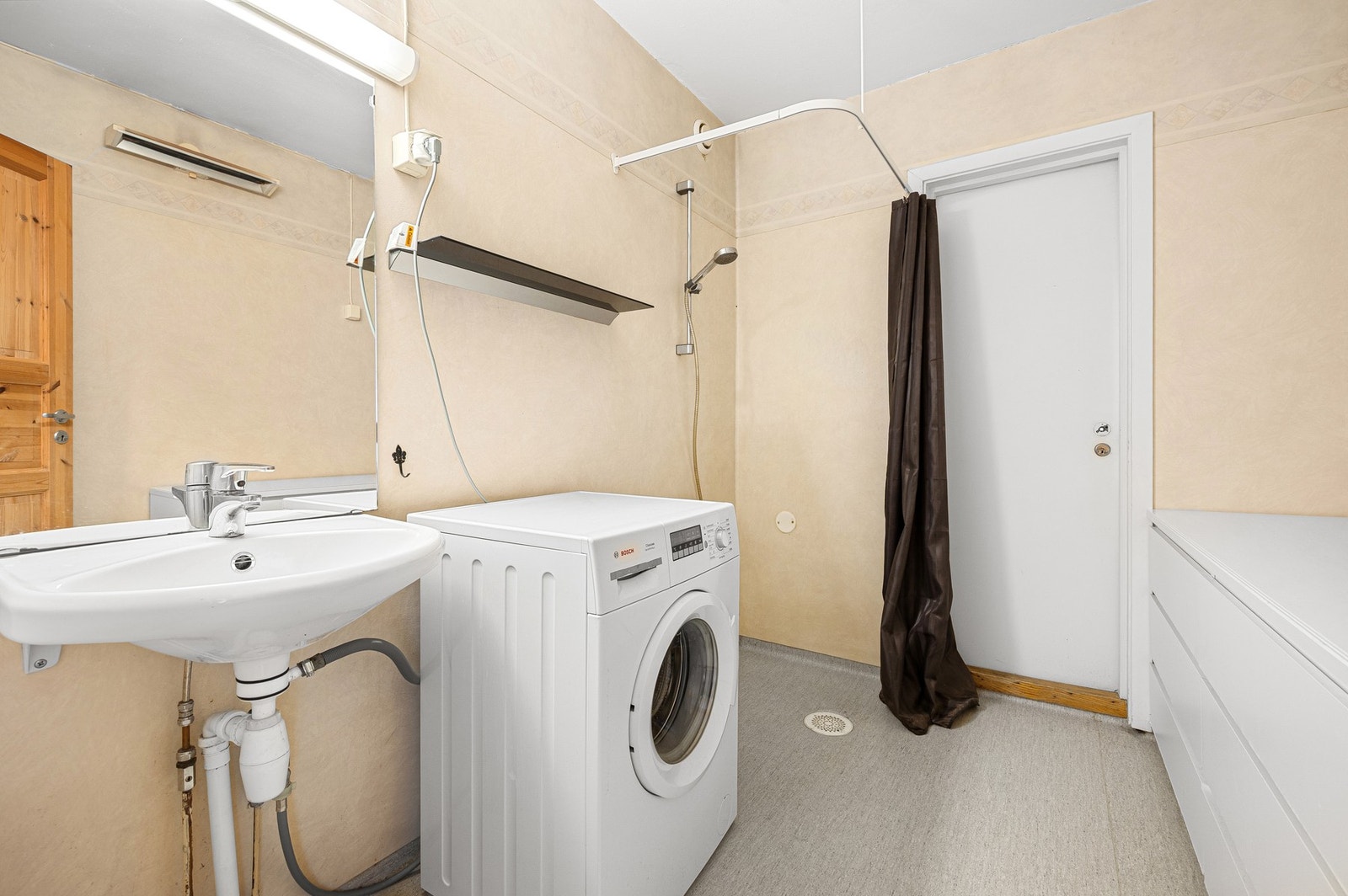 Rommet har vinylbelegg på gulv og vegger. Galleribilde