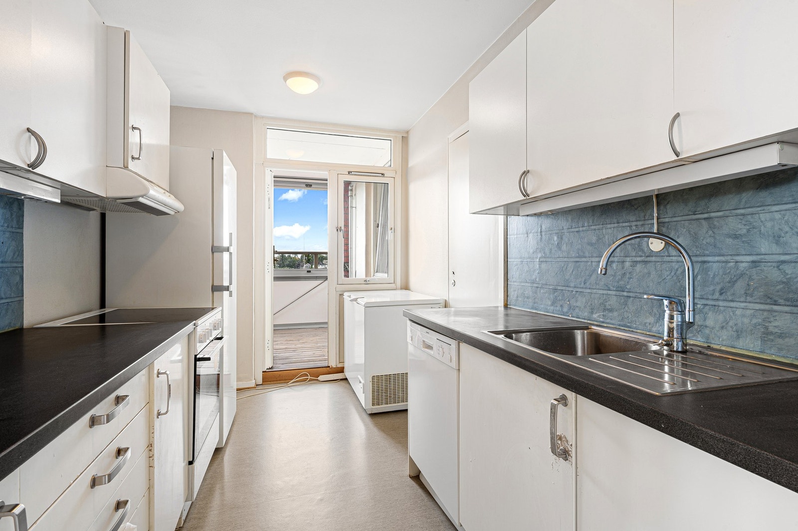 Det er rikelig med oppbevaringsplass i kjøkkenets mange skuffer og skap. Galleribilde