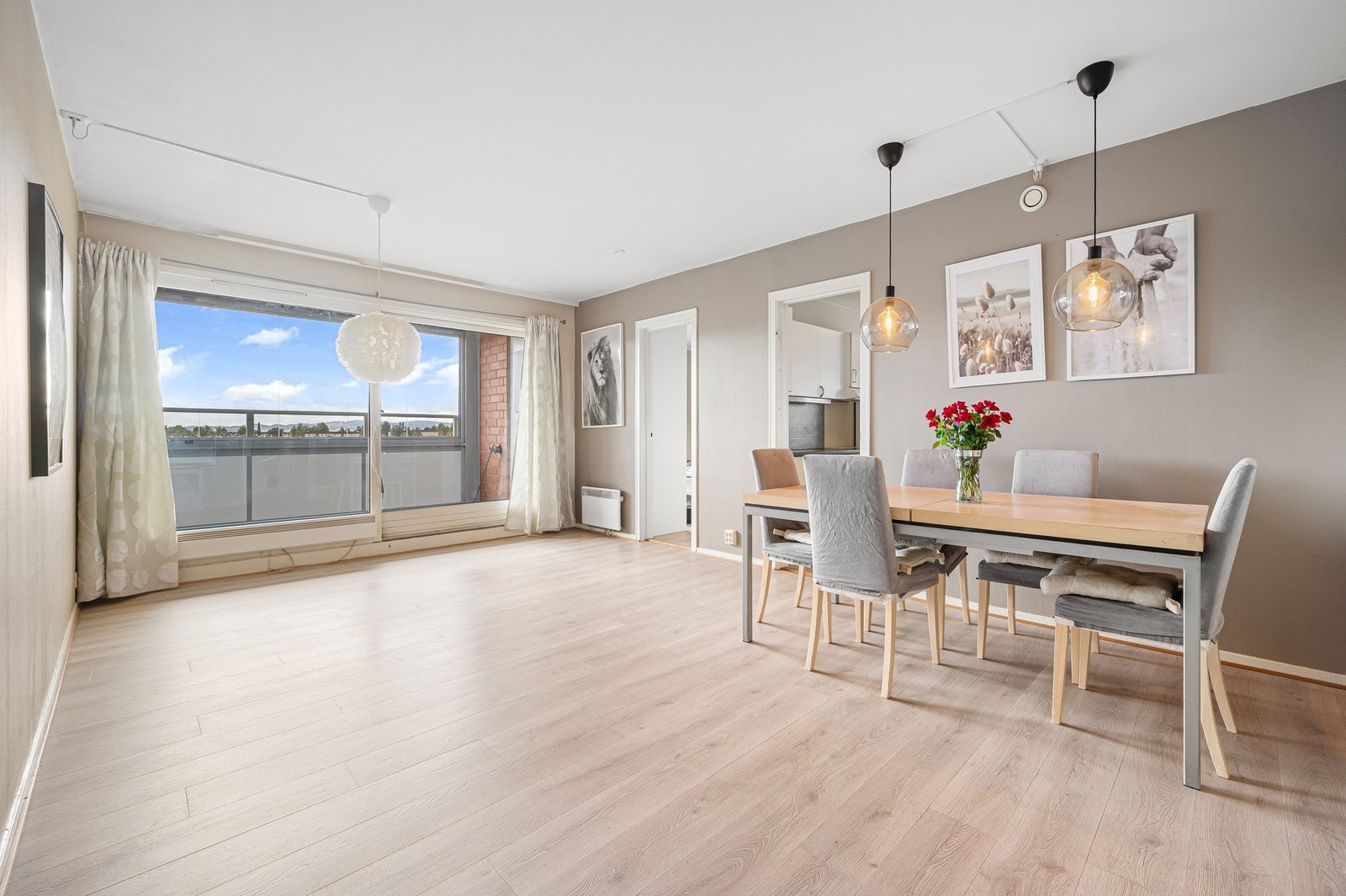 En lys og romslig leilighet i toppetasje. Du har alt du måtte trenge av service-fasiliteter i umiddelbar nærhet. Galleribilde