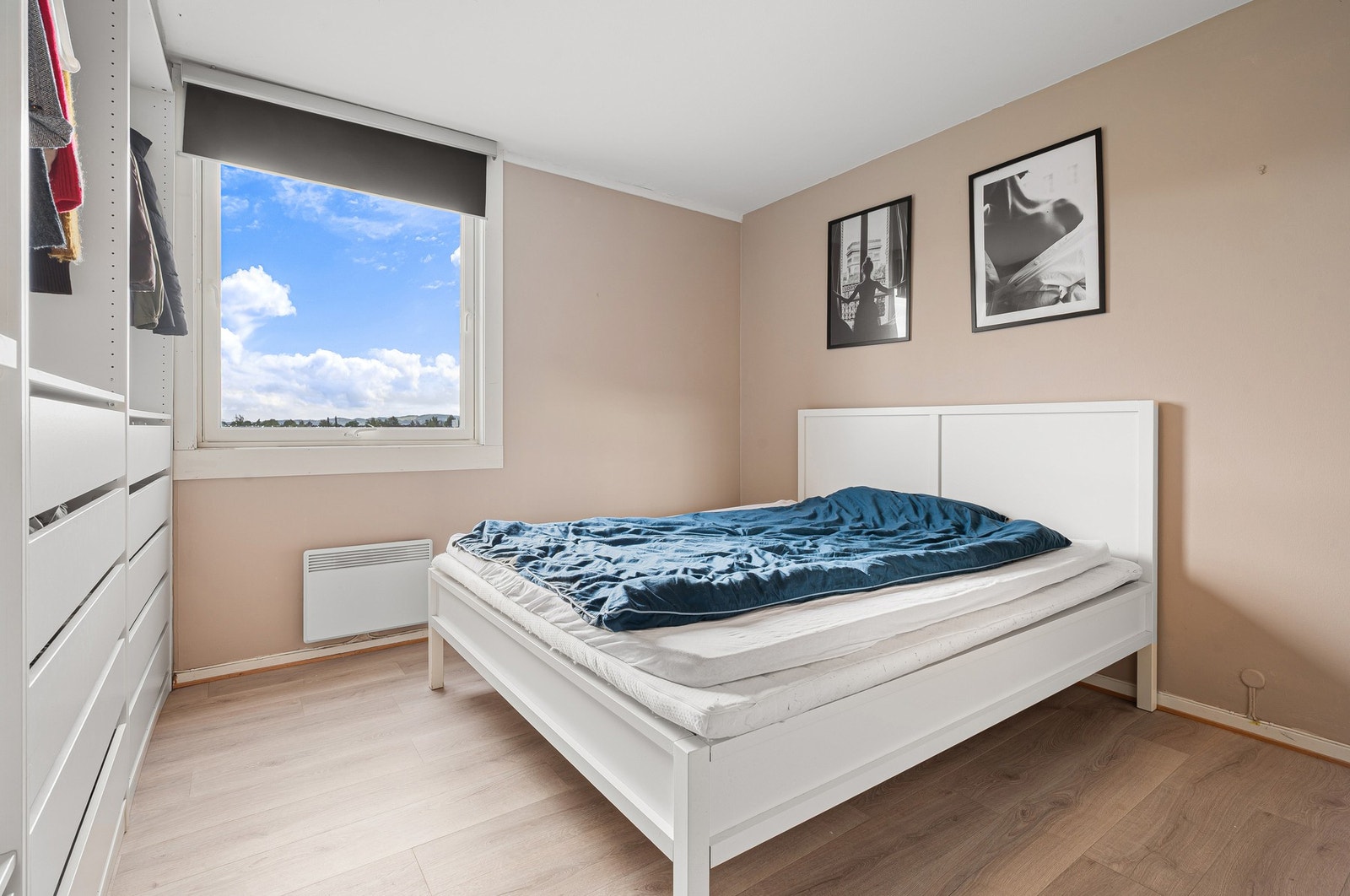 Soverom på 12,6 kvm med god plass til stor seng. Galleribilde