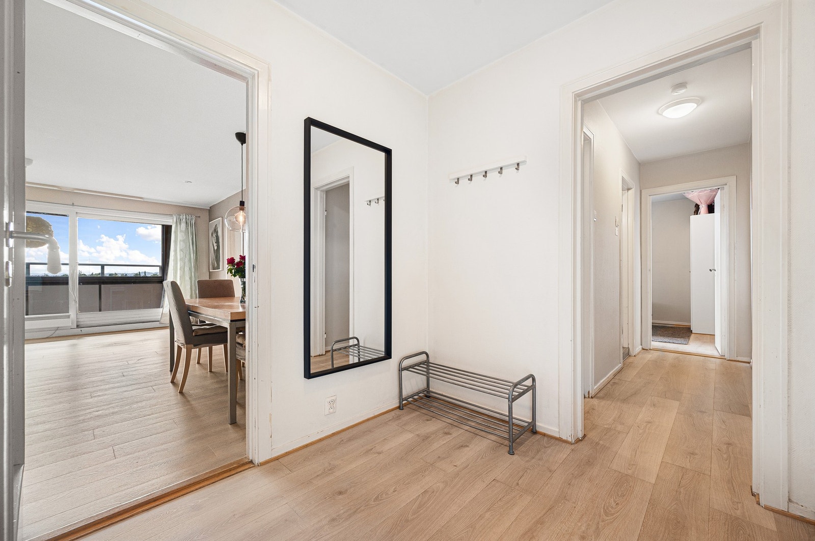 Innbydende entre med god plass til oppbevaringsmøblement. Galleribilde