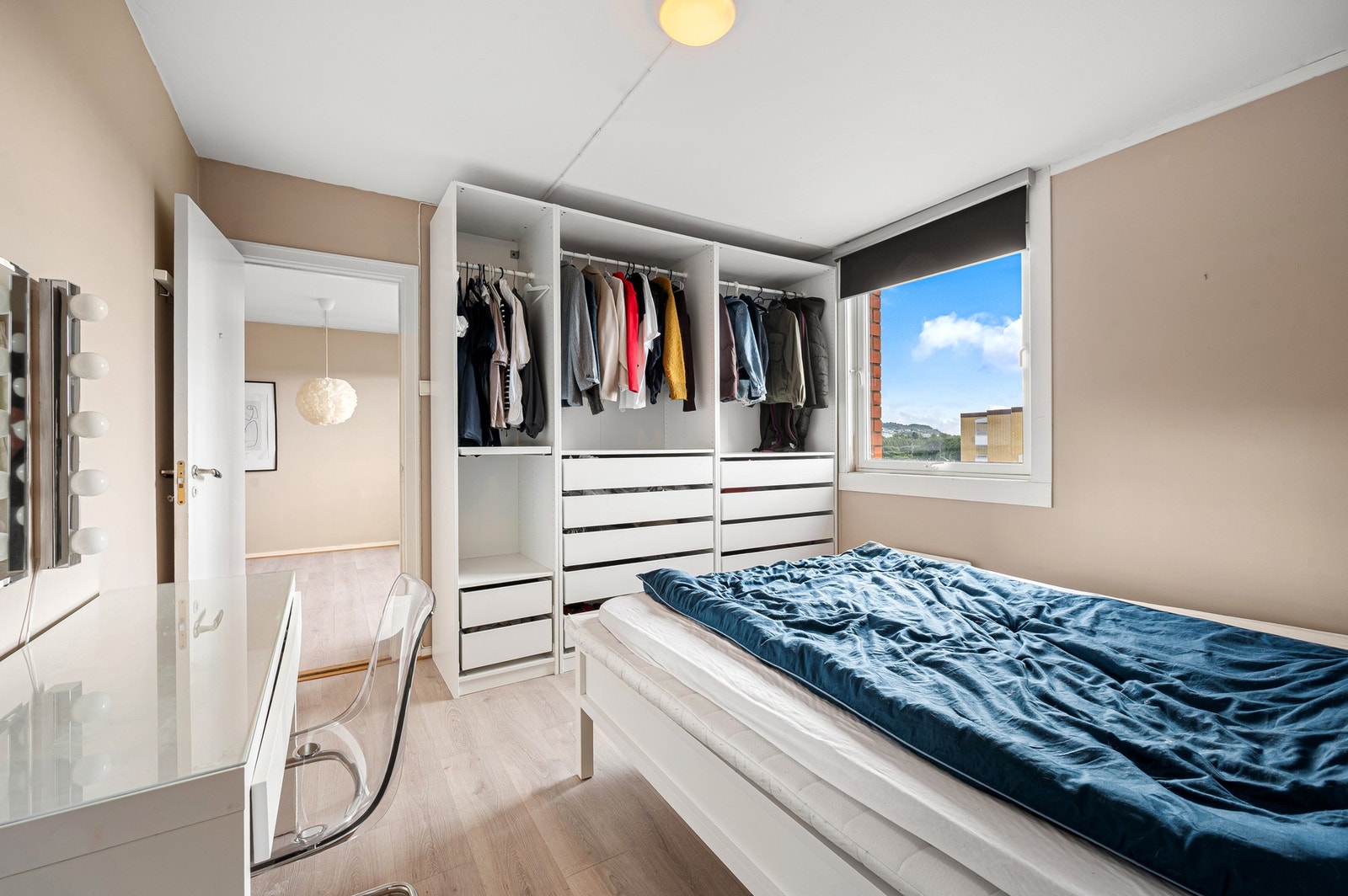 Her her du gode oppbevaringsmuligheter i stort garderobeskap. Galleribilde