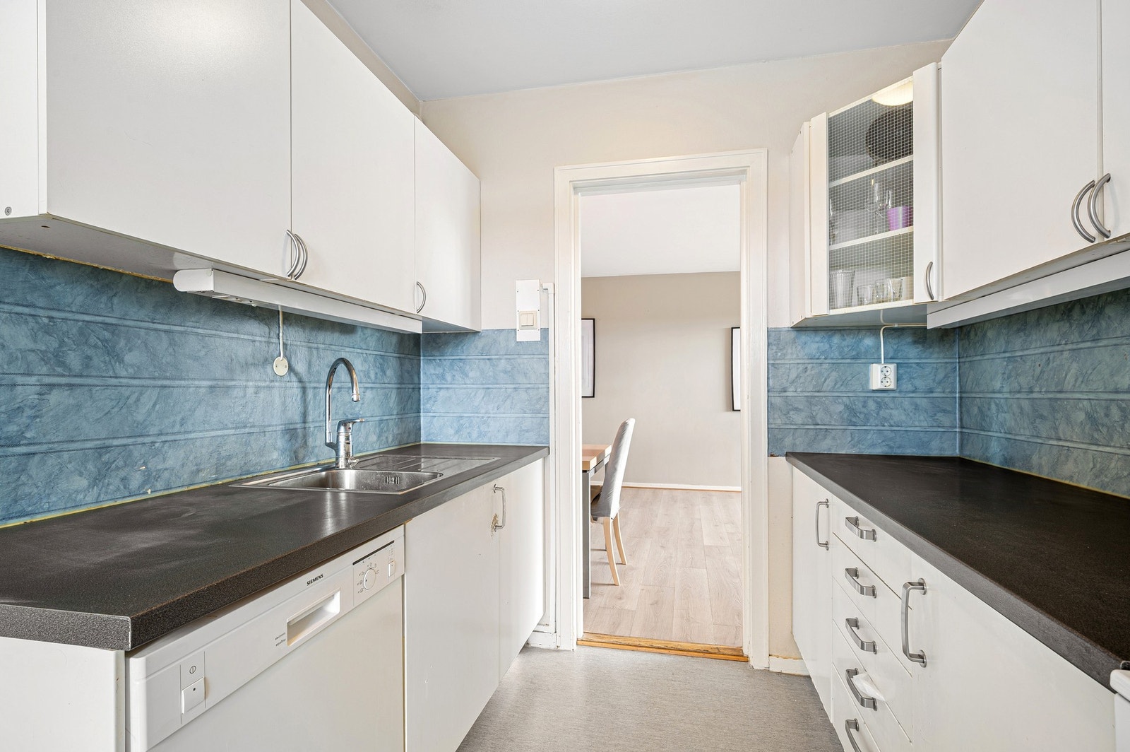 Kjøkkeninnredning i lys utførelse med plane fronter. Galleribilde