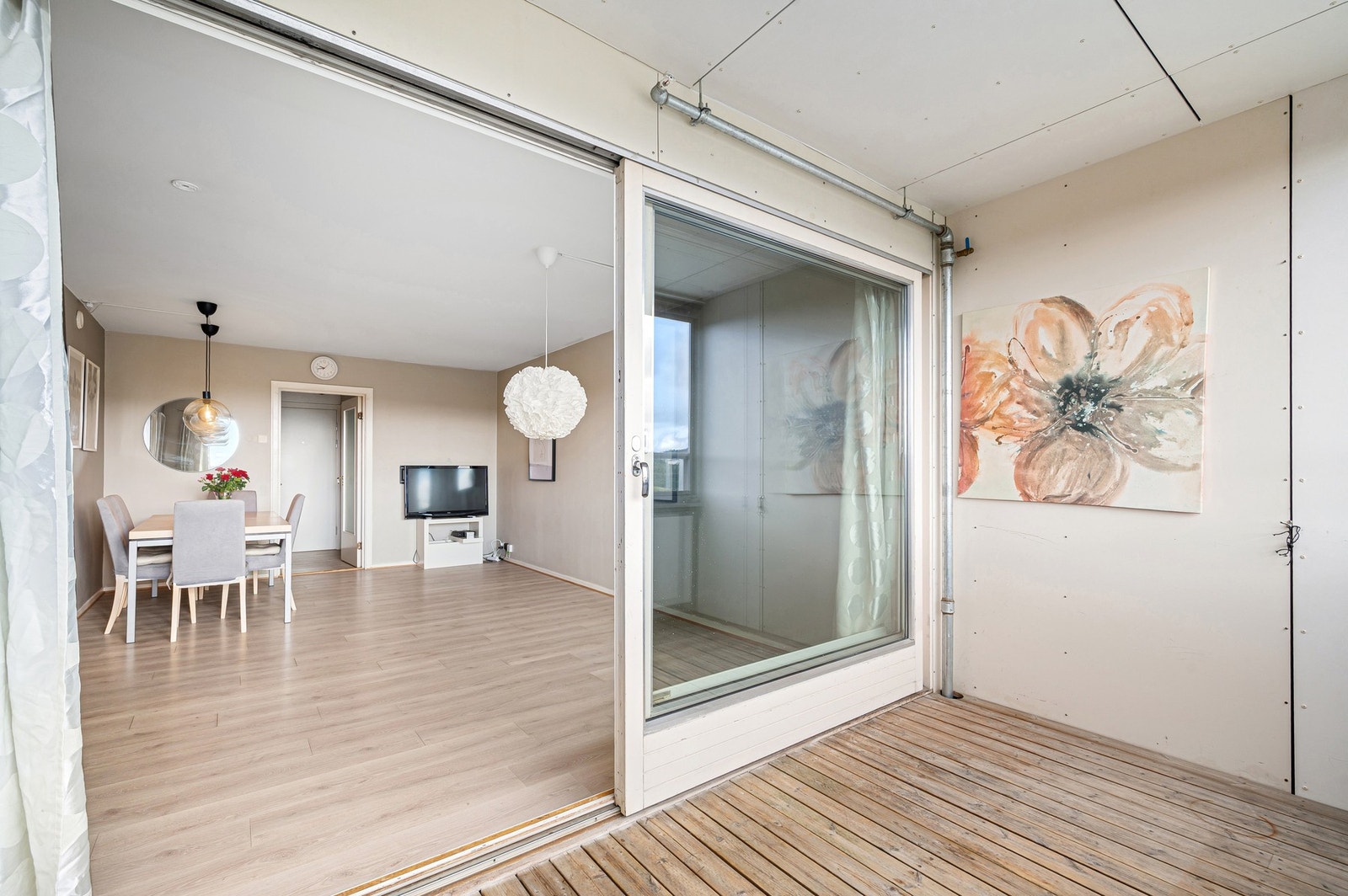 Innglasset balkong på 6,3 kvm gir en behagelig forlengelse av stuen. Galleribilde