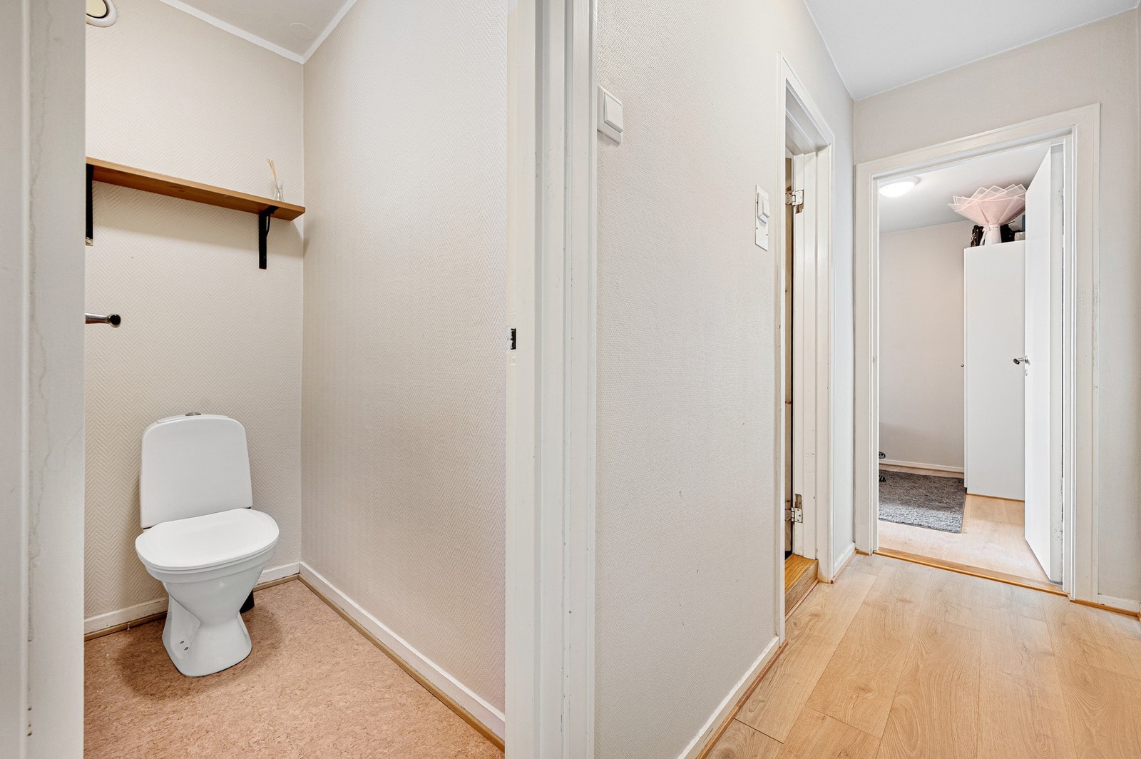 Separat toalettrom i entre. Galleribilde