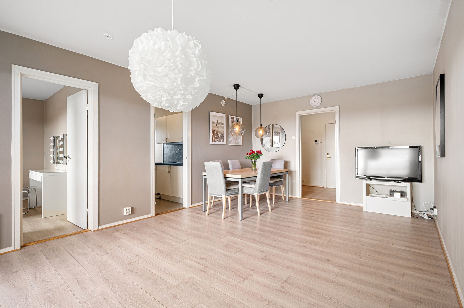 Stue på 22,7 kvm med store vindusoverflater og utgang til balkong. Galleribilde