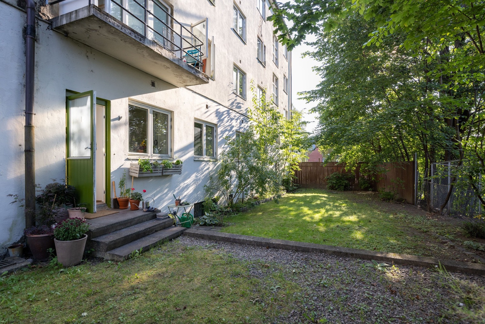 Her ligger leiligheten usjenert til og som eneste andel i bygget med egen inngang fra bakgården. Galleribilde