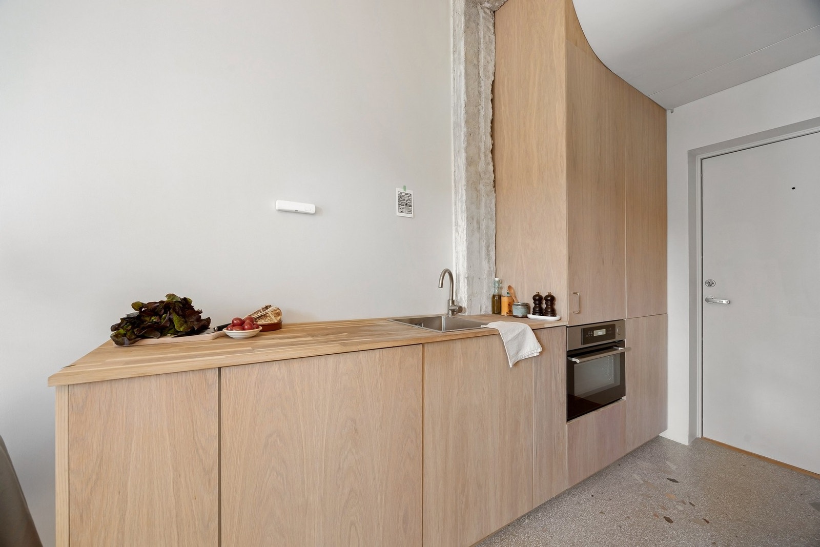 Det er lagt stor vekt på plassbygde løsninger og arealbesparelse, som installert varmtvannsbereder over tak på baderom og vannpumpe under vasken på kjøkkenet. Galleribilde