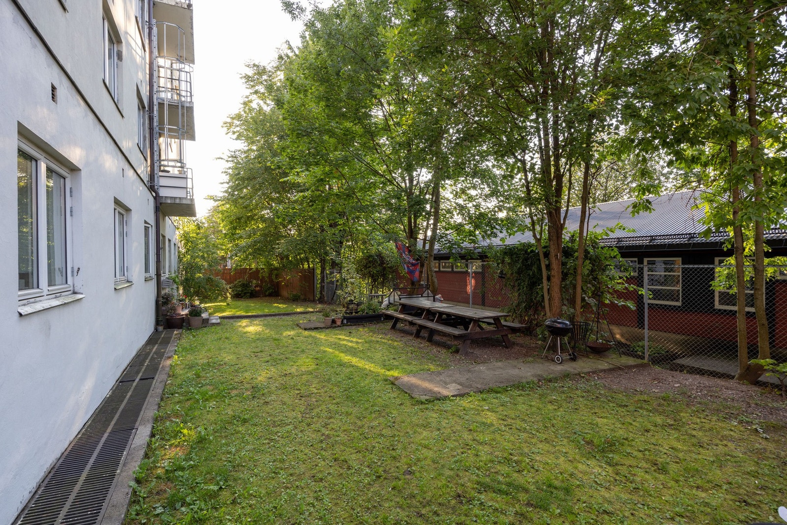 Borettslaget har en pent opparbeidet bakgård med plantemuligheter for beboerne. Galleribilde