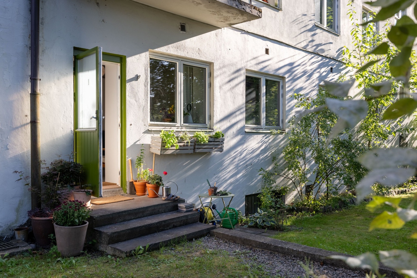 I tillegg til adkomst fra felles innvendig gang, har boligen egen adkomst fra bakhagen. Galleribilde